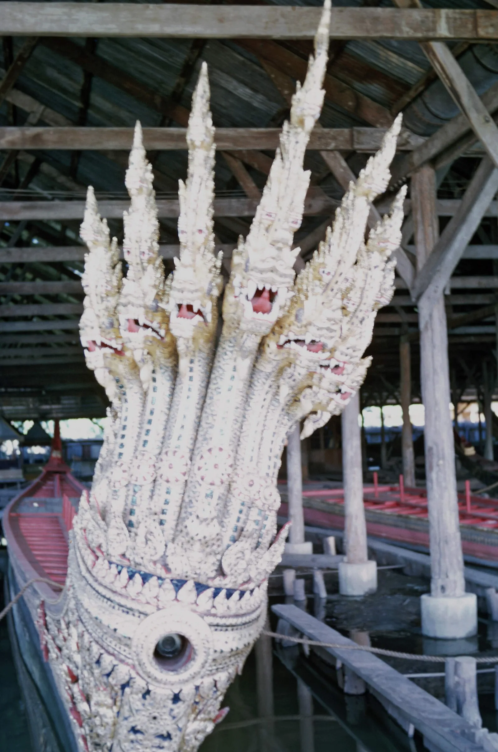 ภาพถ่ายเก่า โขนนาคหลายเศียรในโรงเก็บเรือ ภาพถ่ายเมื่อ พ.ศ. 2506