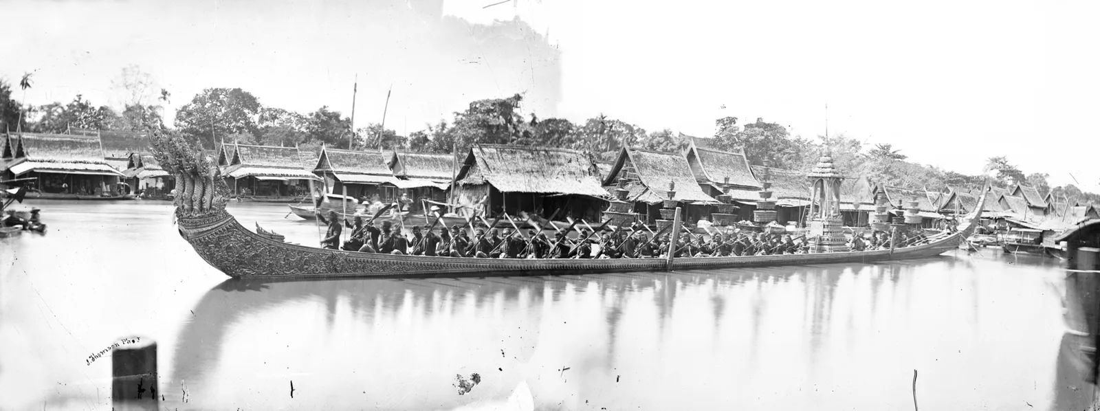 ภาพถ่ายเก่า เรือพระที่นั่งอนันตนาคราช ลำเดิม บนแม่น้ำเจ้าพระยา ภาพถ่ายโดยจอห์น ทอมสัน พ.ศ. 2408