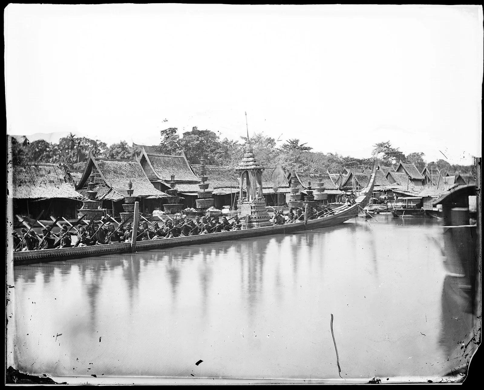 ภาพถ่ายเก่า ครึ่งท้ายของ เรือพระที่นั่ง โดยจอห์น ทอมสัน พ.ศ. 2408