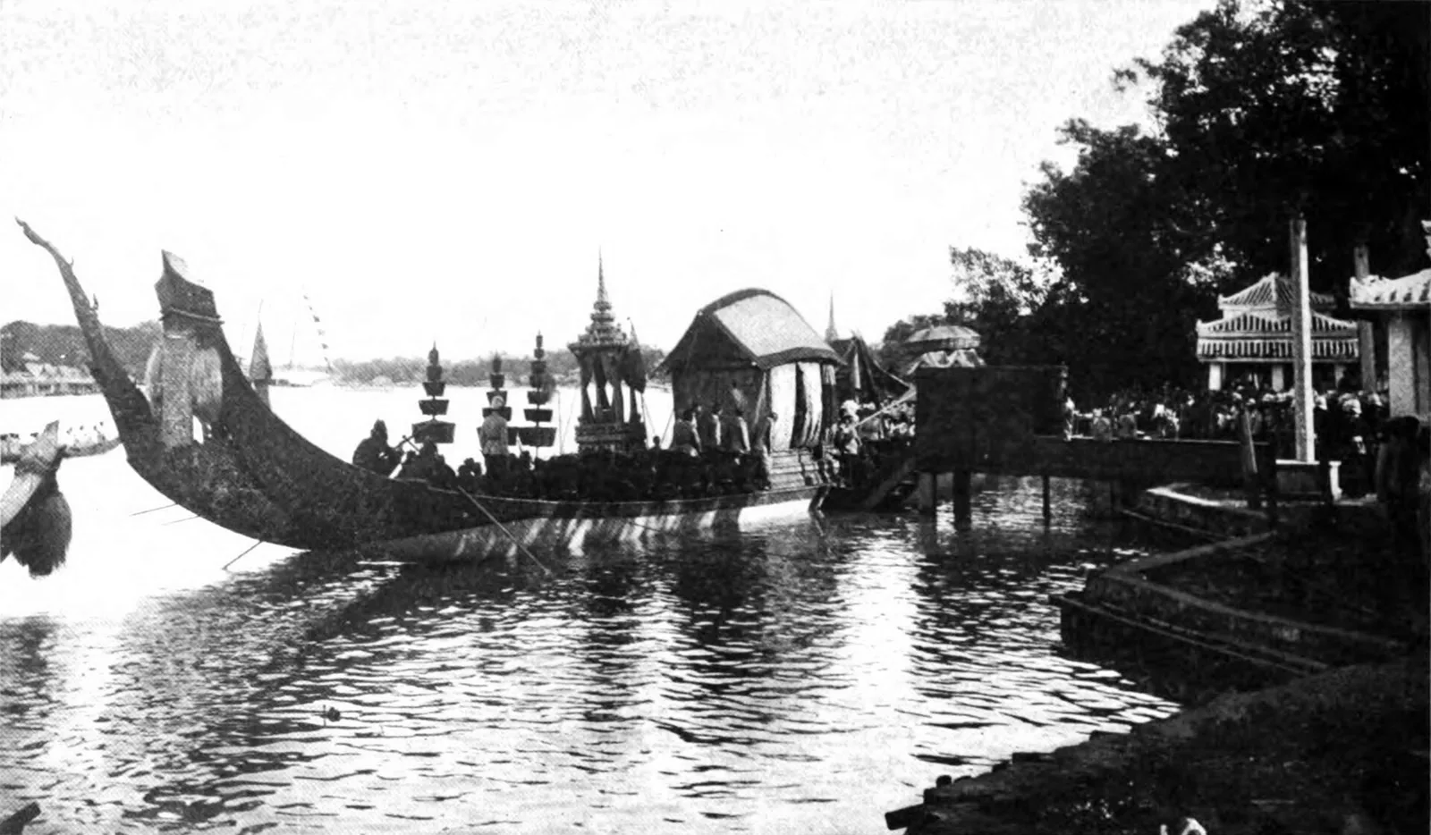ภาพ เรือพระที่นั่ง เทียบท่าวัด จากหนังสือที่พิมพ์ใน ค.ศ. 1904