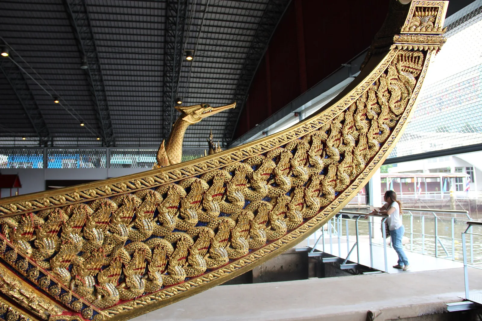 โขน เรือพระที่นั่งอเนกชาติภุชงค์ ลายนาคเล็กปิดทอง ภาพถ่ายเมื่อ พ.ศ. 2558