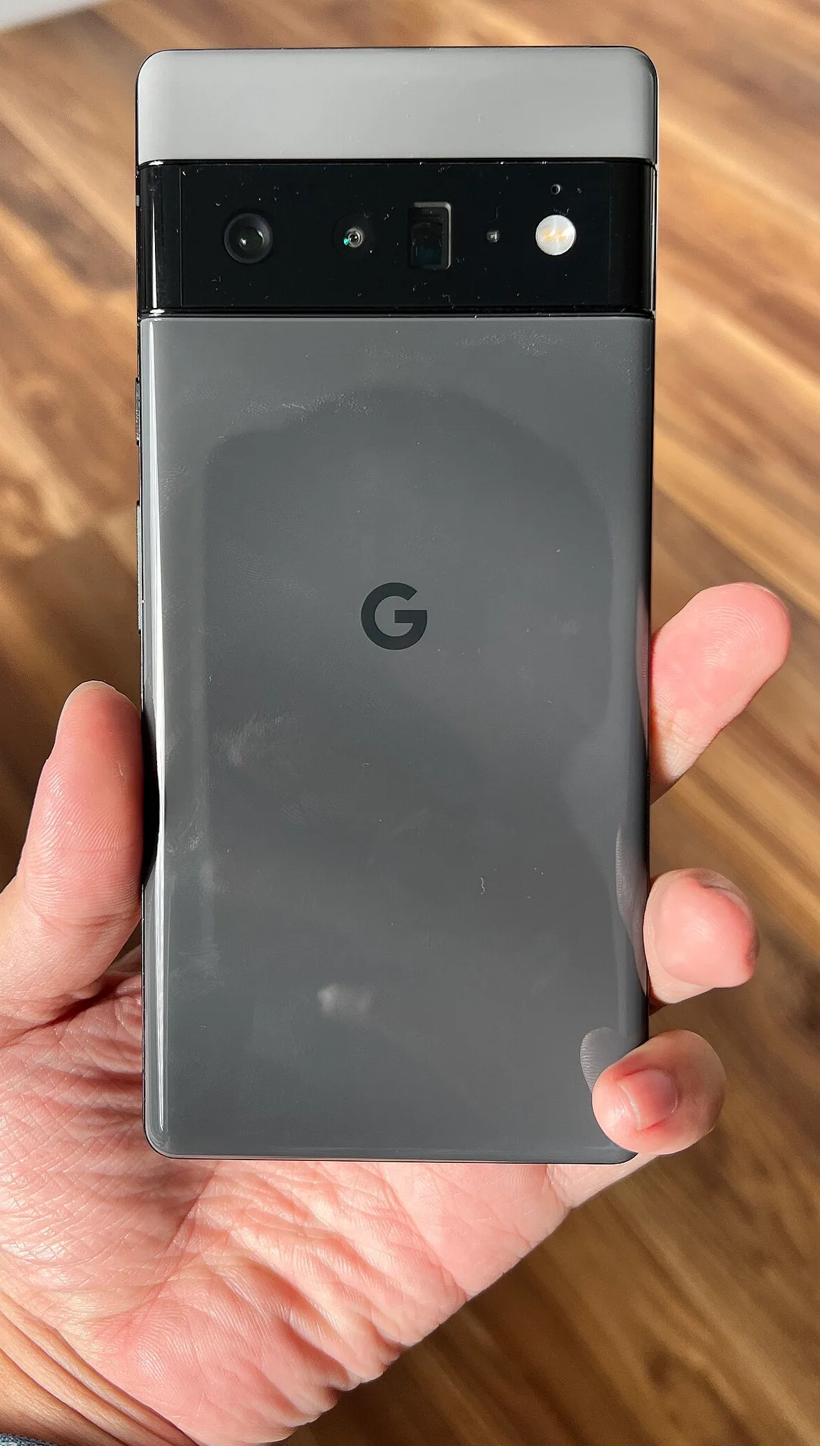 ด้านหลังของ Google Pixel 6 Pro สีเทา มีแถบกล้องสีดำพาดเต็มความกว้างของเครื่อง