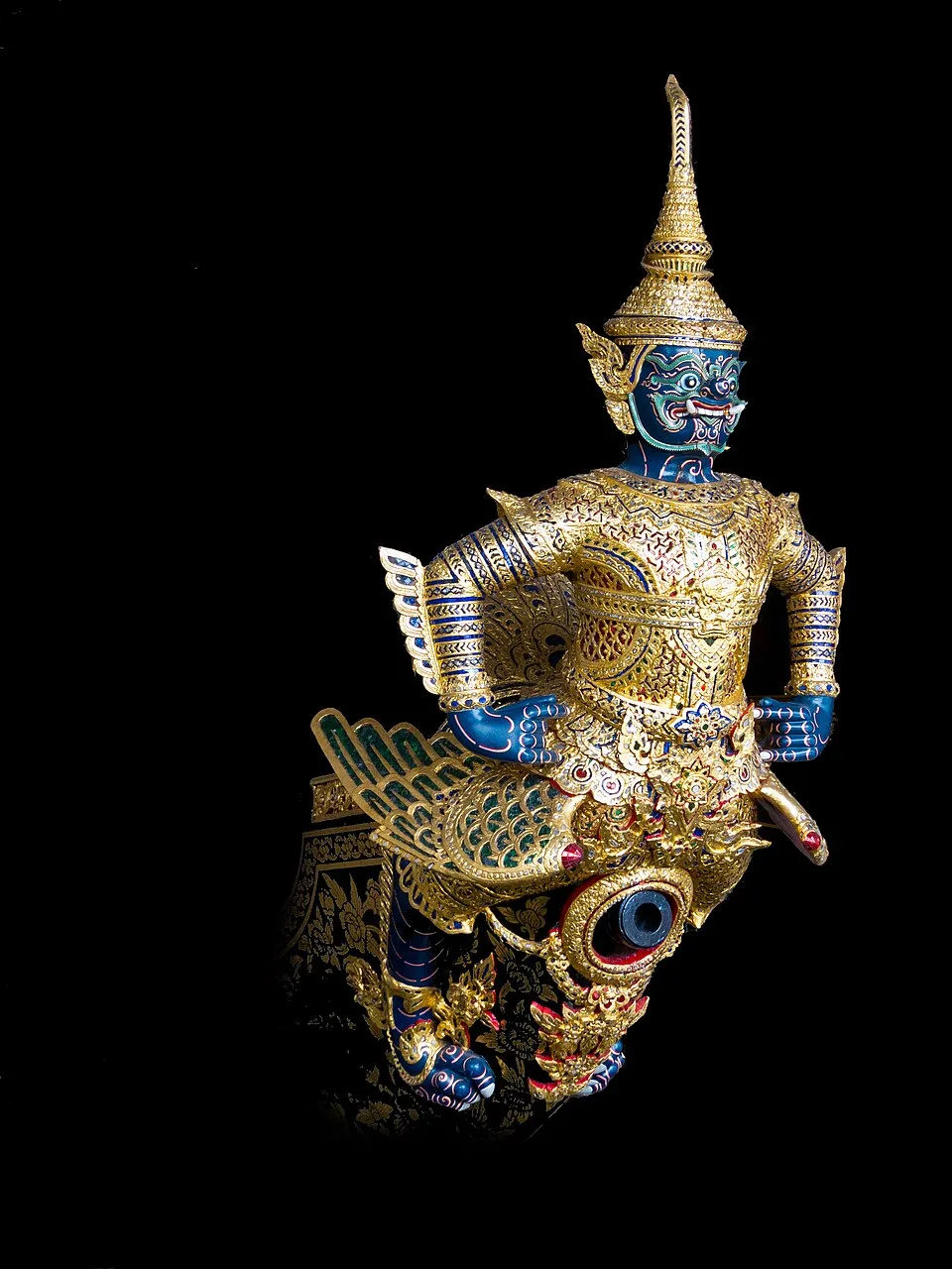 โขนเรืออสุรวายุภักษ์ รูปอสูรหน้ายักษ์ร่างกายเป็นนก ที่พิพิธภัณฑสถานแห่งชาติ เรือพระราชพิธี ภาพถ่ายเมื่อ พ.ศ. 2555