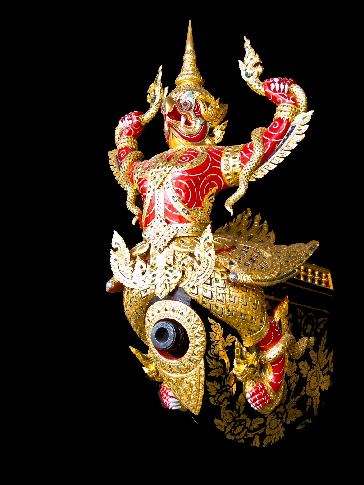 เรือรูปสัตว์ โขนเรือครุฑเหินเห็จ รูปครุฑกายสีแดงจับนาค ที่พิพิธภัณฑสถานแห่งชาติ เรือพระราชพิธี ภาพถ่ายเมื่อ พ.ศ. 2555