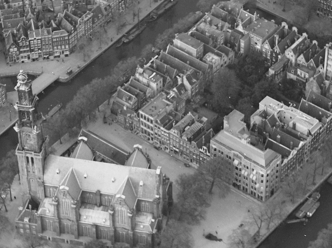 ภาพถ่ายทางอากาศย่านโบสถ์ Westerkerk และบ้านแอนน์ แฟรงค์ ถ่ายระหว่างปี 1920–1940
