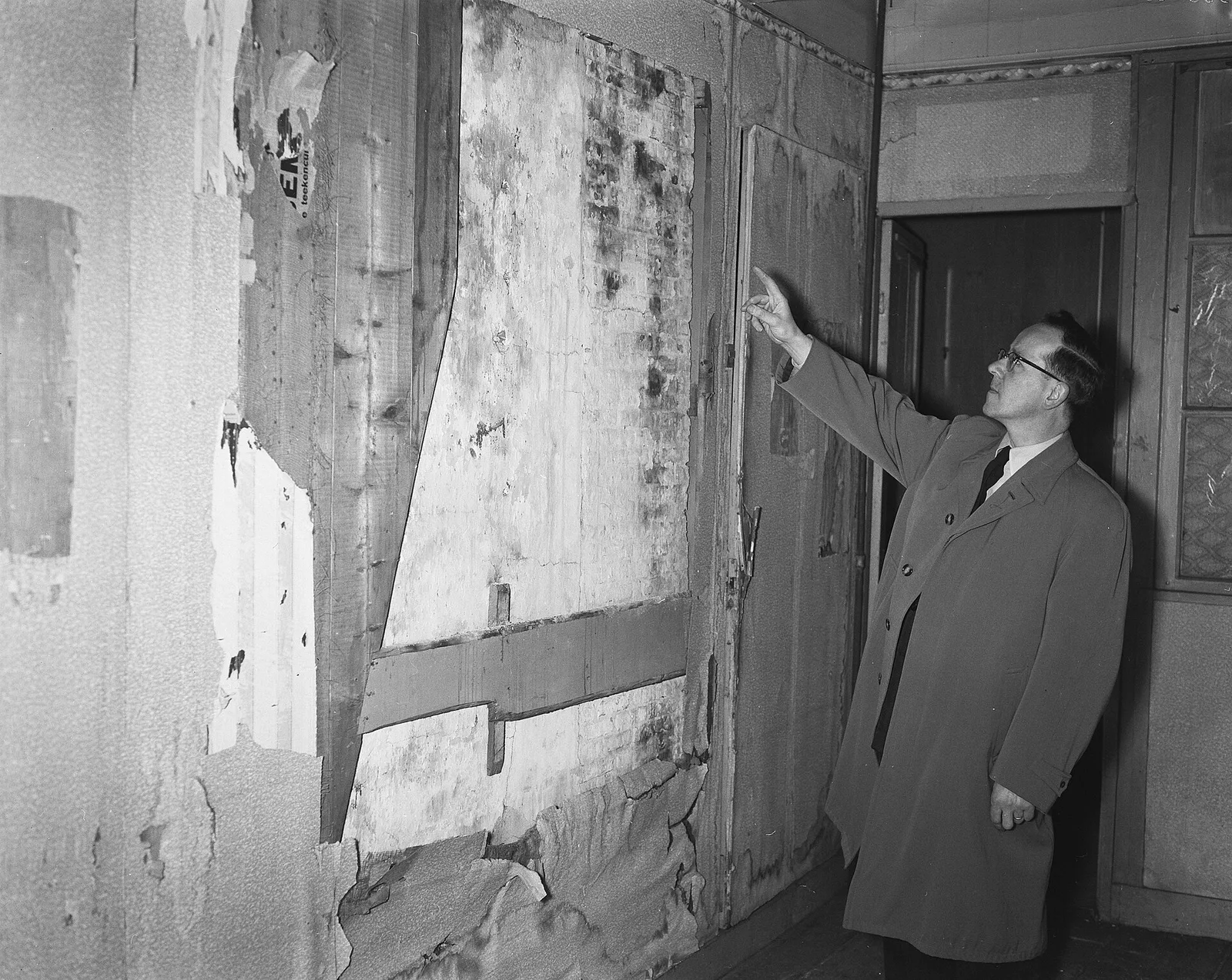 ภายในส่วนหลังของบ้านแอนน์ แฟรงค์ ก่อนการบูรณะ ภาพถ่ายเมื่อ 25 มีนาคม 1957