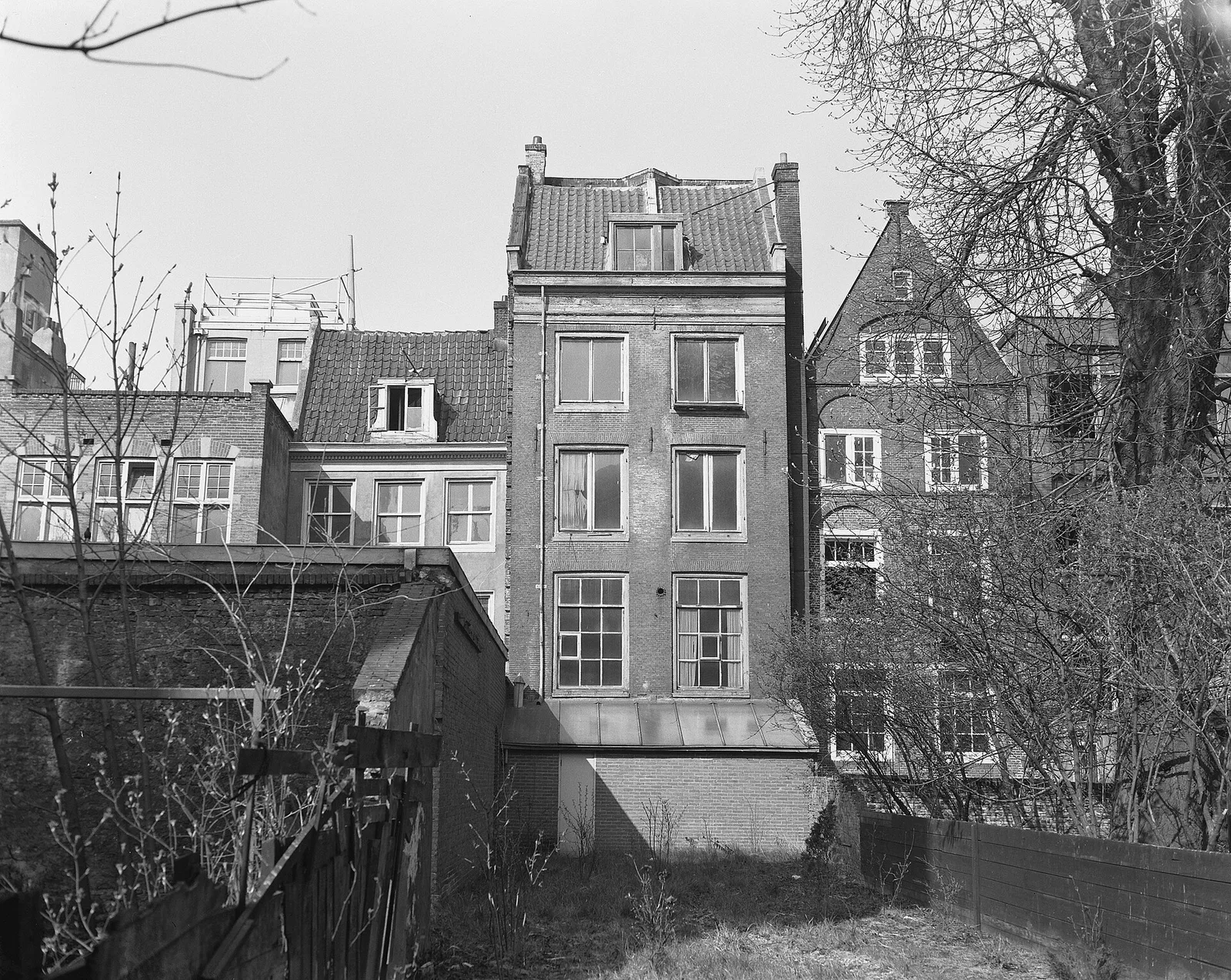 ด้านหลังของส่วนต่อหลัง (Achterhuis) ของบ้านแอนน์ แฟรงค์ ภาพถ่ายเมื่อ 25 มีนาคม 1957
