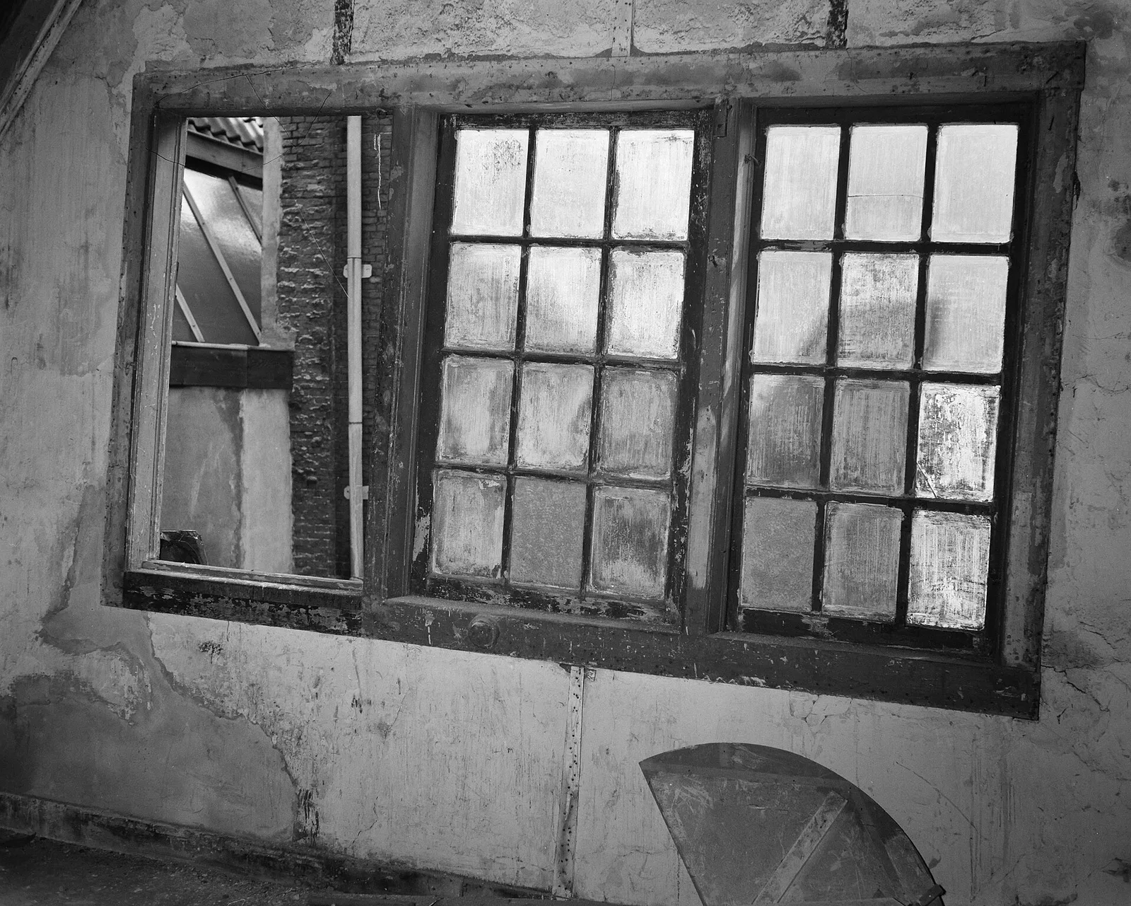 หน้าต่างในส่วนหลังของบ้านแอนน์ แฟรงค์ ภาพถ่ายเมื่อ 25 มีนาคม 1957