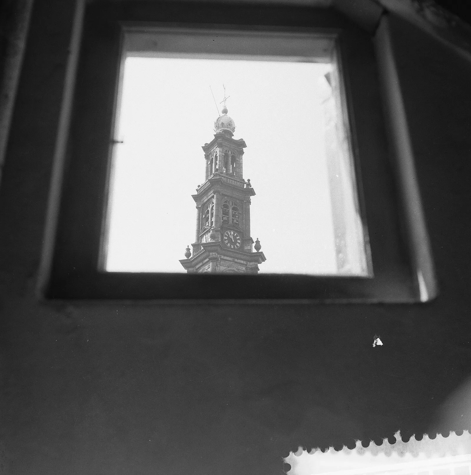 หอระฆังโบสถ์ Westerkerk มองผ่านหน้าต่างห้องใต้หลังคา ในวันเปิดบ้านแอนน์ แฟรงค์ ที่บูรณะแล้ว 3 พฤษภาคม 1960