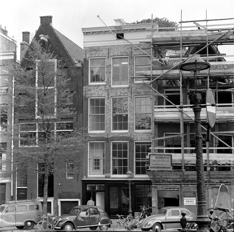 ด้านนอกบ้านแอนน์ แฟรงค์ ที่ Prinsengracht 263 ภาพถ่ายเมื่อ 2 พฤษภาคม 1960 หนึ่งวันก่อนเปิดพิพิธภัณฑ์