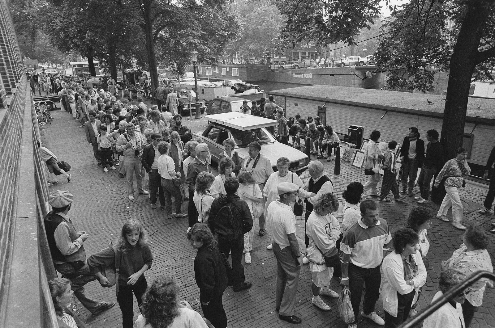 แถวนักท่องเที่ยวหน้าบ้านแอนน์ แฟรงค์ ภาพถ่ายเมื่อ 12 สิงหาคม 1987