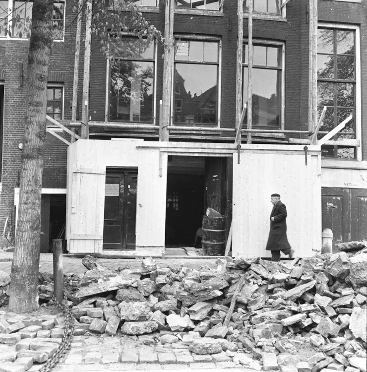 การบูรณะบ้านแอนน์ แฟรงค์ ที่ Prinsengracht 263 ภาพถ่ายเมื่อ 14 ตุลาคม 1958