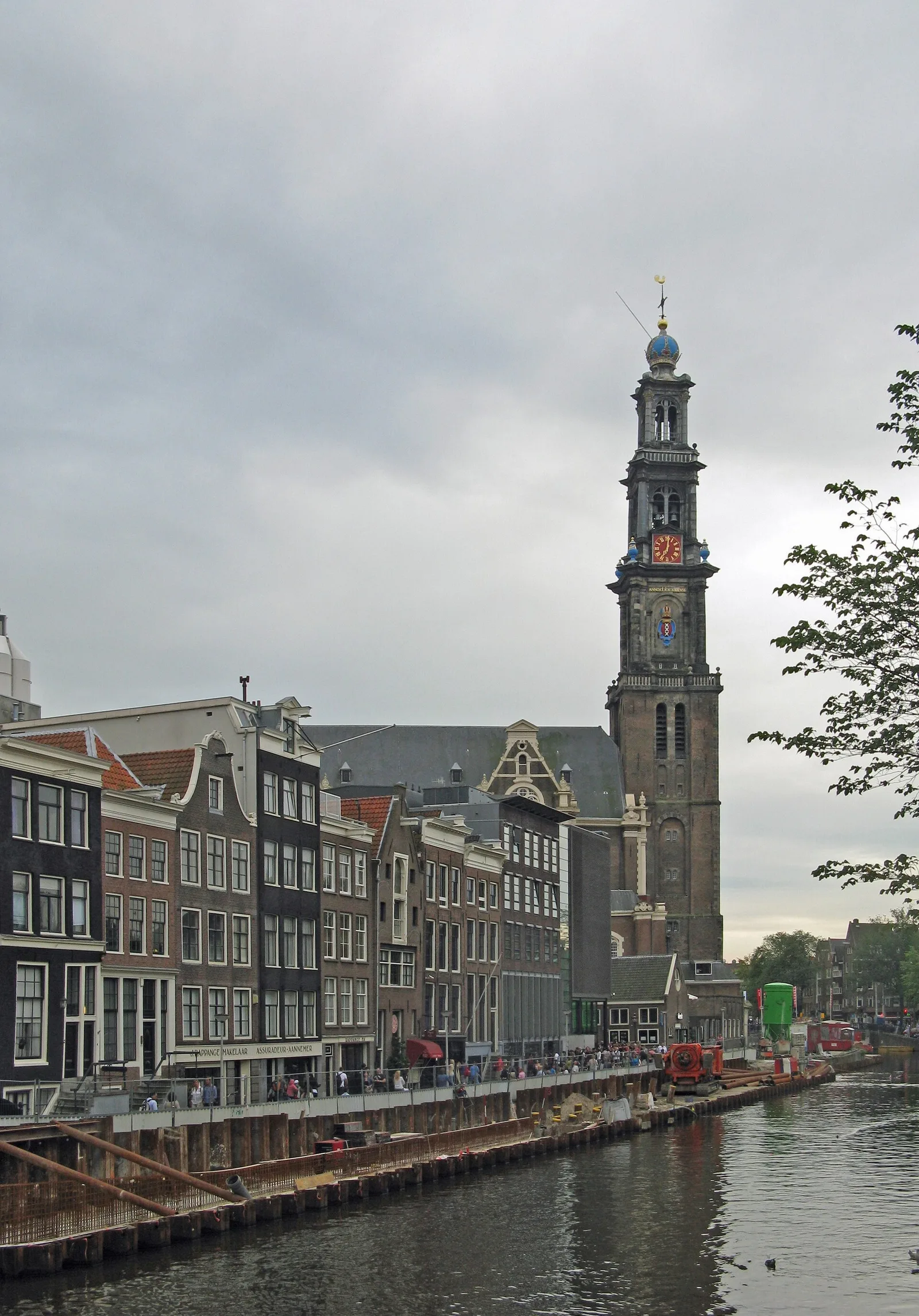 บ้านแอนน์ แฟรงค์ ริมคลอง Prinsengracht กับหอระฆังโบสถ์ Westerkerk ภาพถ่ายเมื่อ 20 สิงหาคม 2011