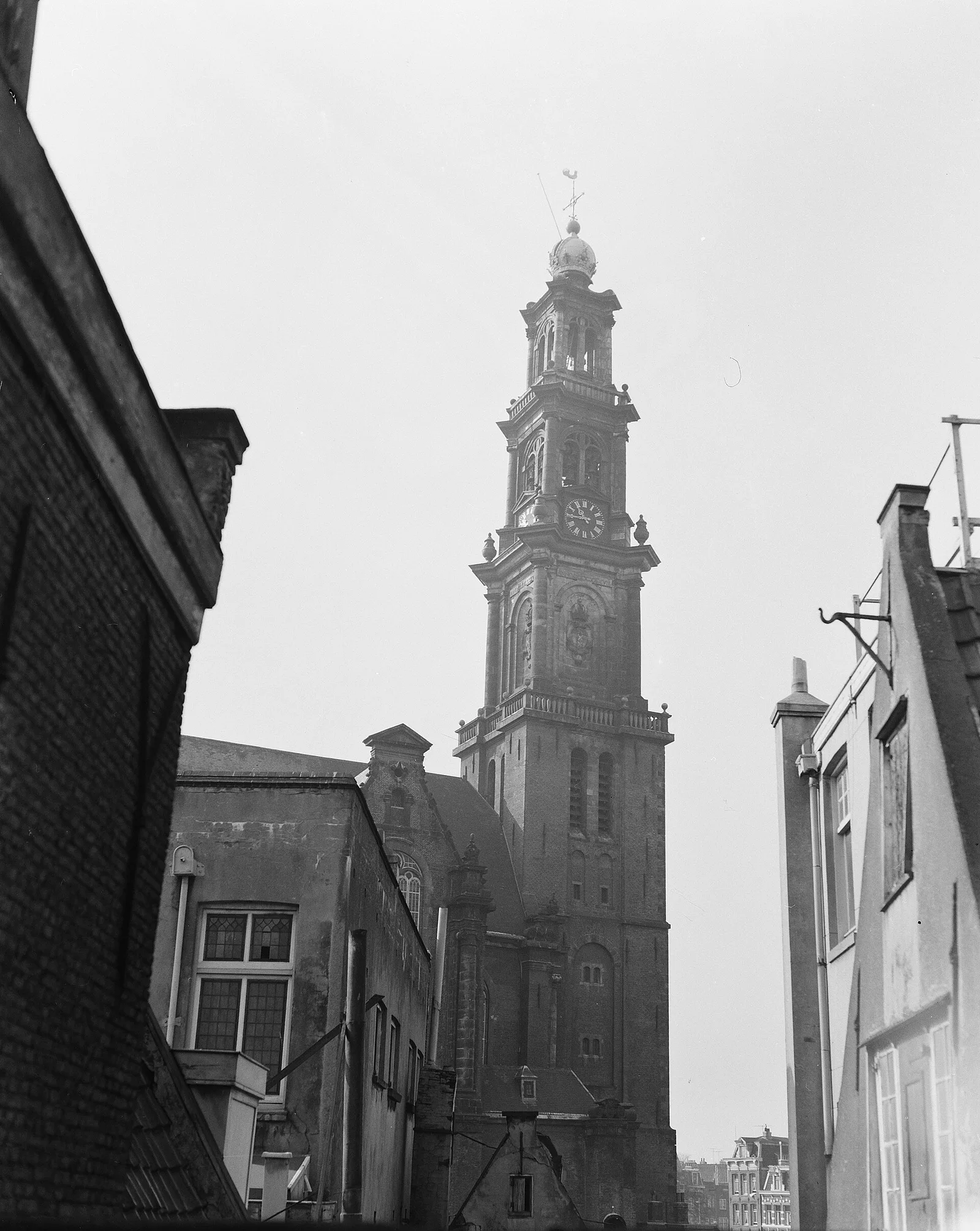หอระฆัง Westertoren มองจากส่วนหลังของบ้านแอนน์ แฟรงค์ ภาพถ่ายเมื่อ 25 มีนาคม 1957