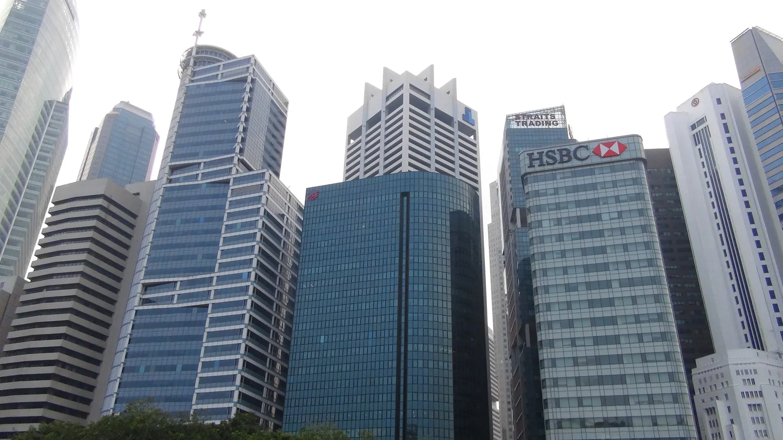ตึกระฟ้าย่าน Raffles Place ในสิงคโปร์ มีอาคาร HSBC และอาคารสำนักงานกระจกหลายหลัง ถ่ายเมื่อปี 2014
