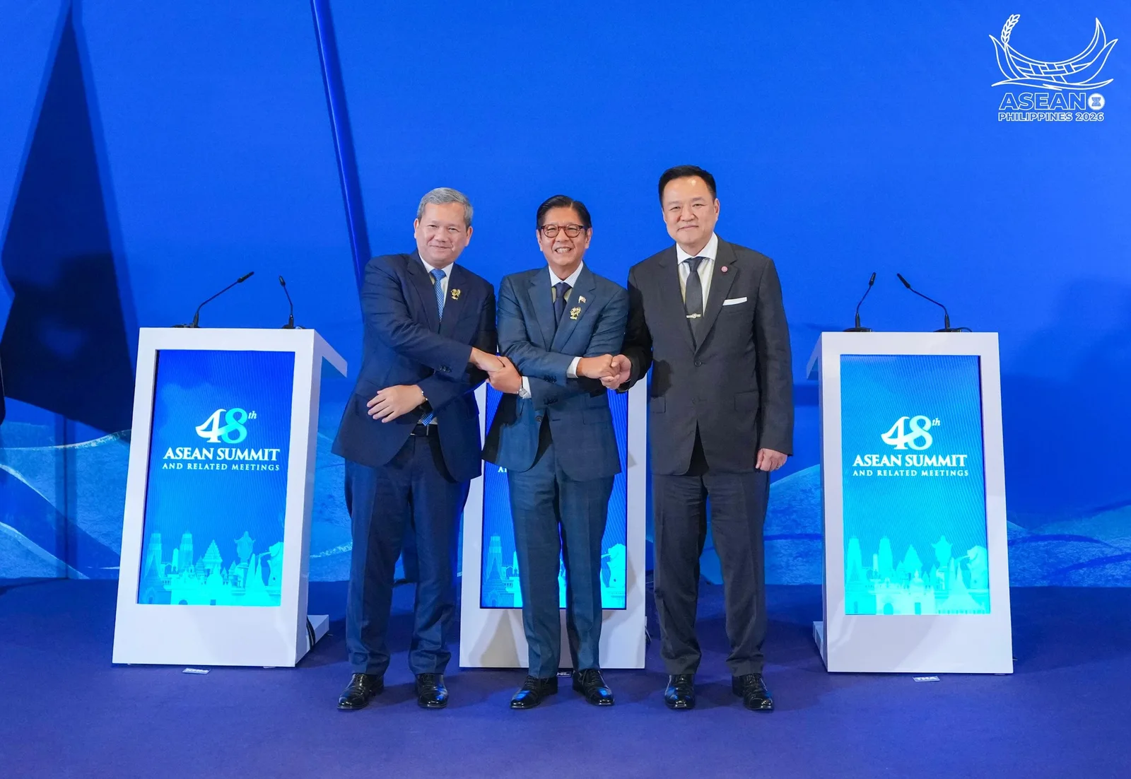 สมเด็จฮุน มาเนต ประธานาธิบดี Ferdinand R. Marcos Jr. และนายอนุทิน ชาญวีรกูล จับมือกันบนเวทีการประชุมสุดยอดอาเซียนครั้งที่ 48