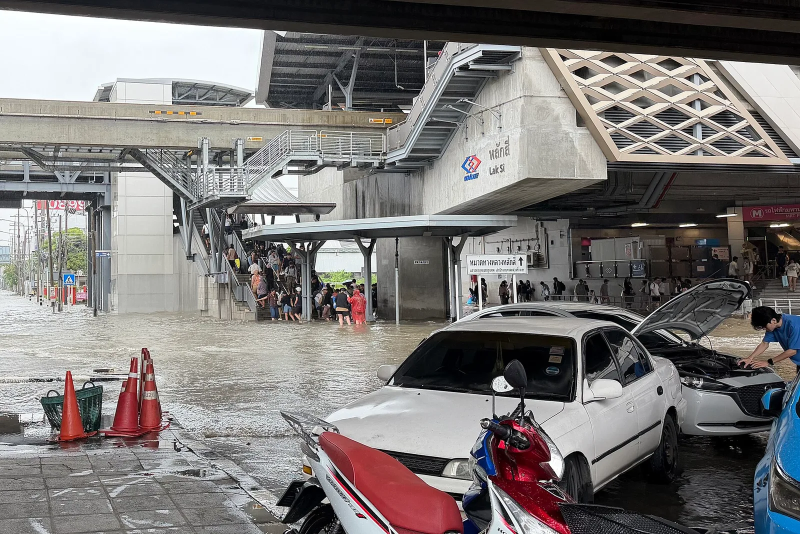น้ำท่วมถนนหน้าสถานีหลักสี่ กรุงเทพฯ มีผู้คนยืนรอบนบันไดสถานี ช่วงน้ำท่วมเดือนกันยายน 2569