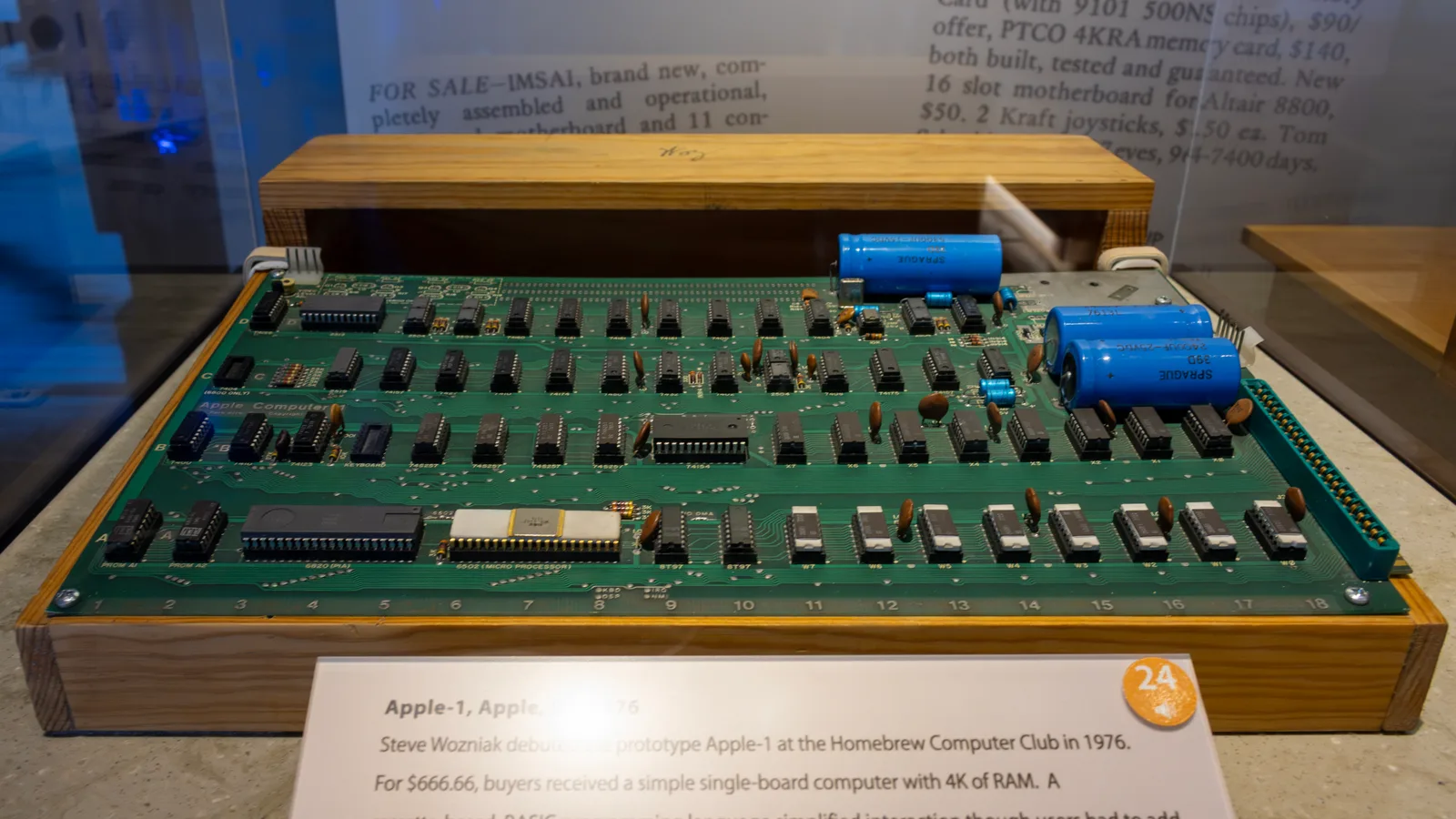 Apple-1 ปี 1976 วางในกล่องไม้หลังกระจก ที่ Computer History Museum พร้อมป้ายอธิบายเรื่อง Homebrew Computer Club และราคา 666.66 ดอลลาร์