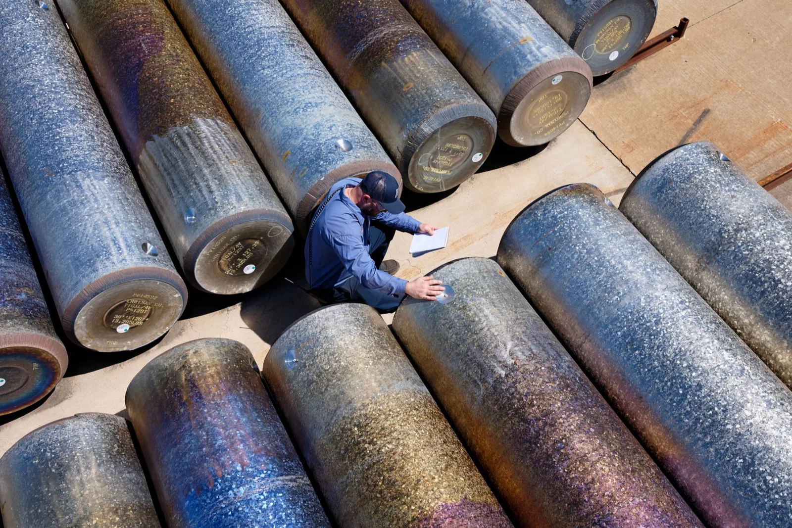 คนงานของ Perryman Company ตรวจนับสต็อกแท่งไทเทเนียมขนาดใหญ่