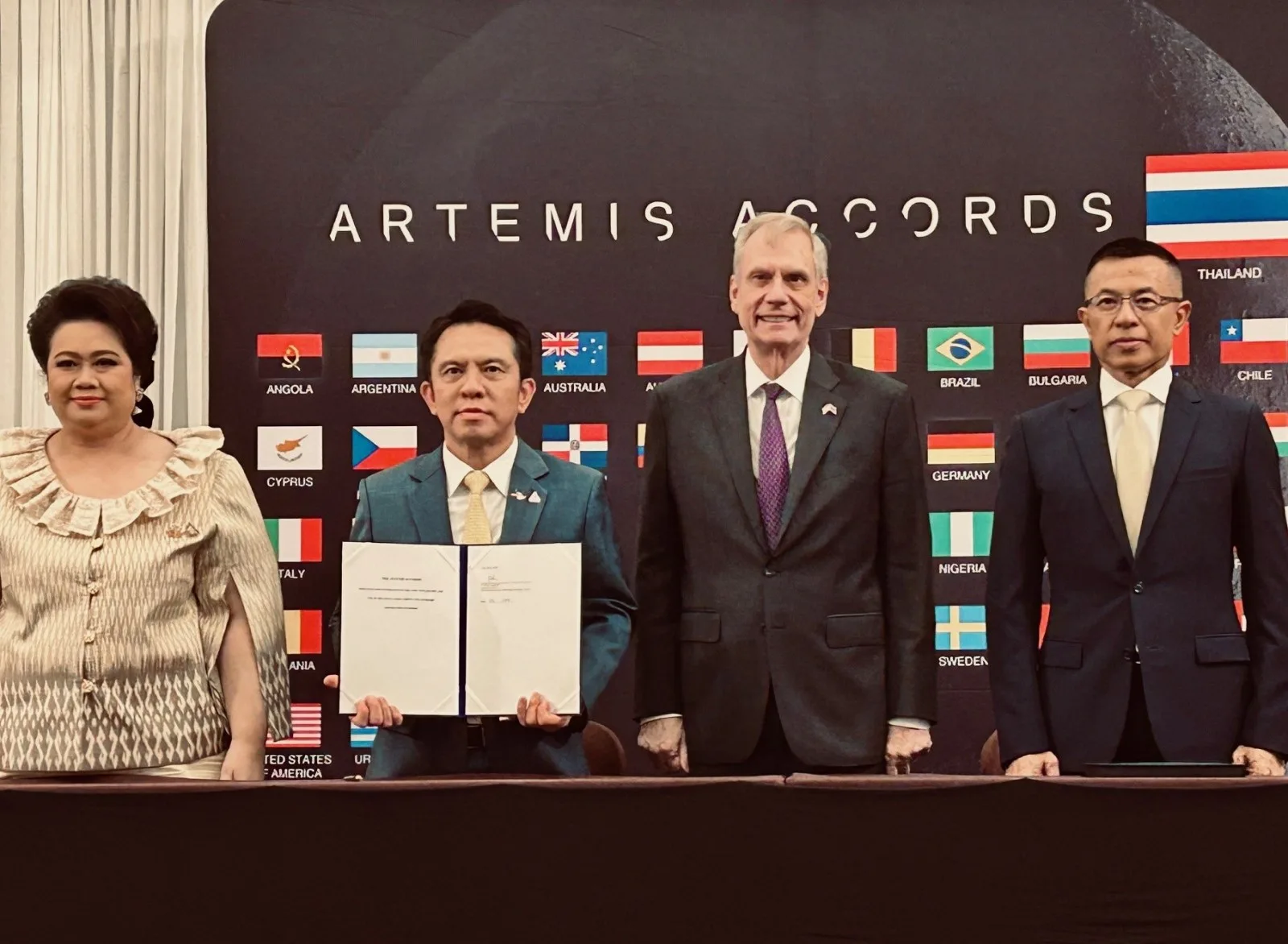 พิธีลงนาม Artemis Accords ของไทยที่กรุงเทพฯ 16 ธันวาคม 2024 จากซ้าย Supamas Isarabhakdi รัฐมนตรีว่าการกระทรวง อว. ในขณะนั้น ดร.ปกรณ์ อาภาพันธุ์ ผู้อำนวยการ GISTDA Robert Godec เอกอัครราชทูตสหรัฐฯ และ Pol. Gen. Suwat Jangyodsuk ประธานกรรมการ GISTDA
