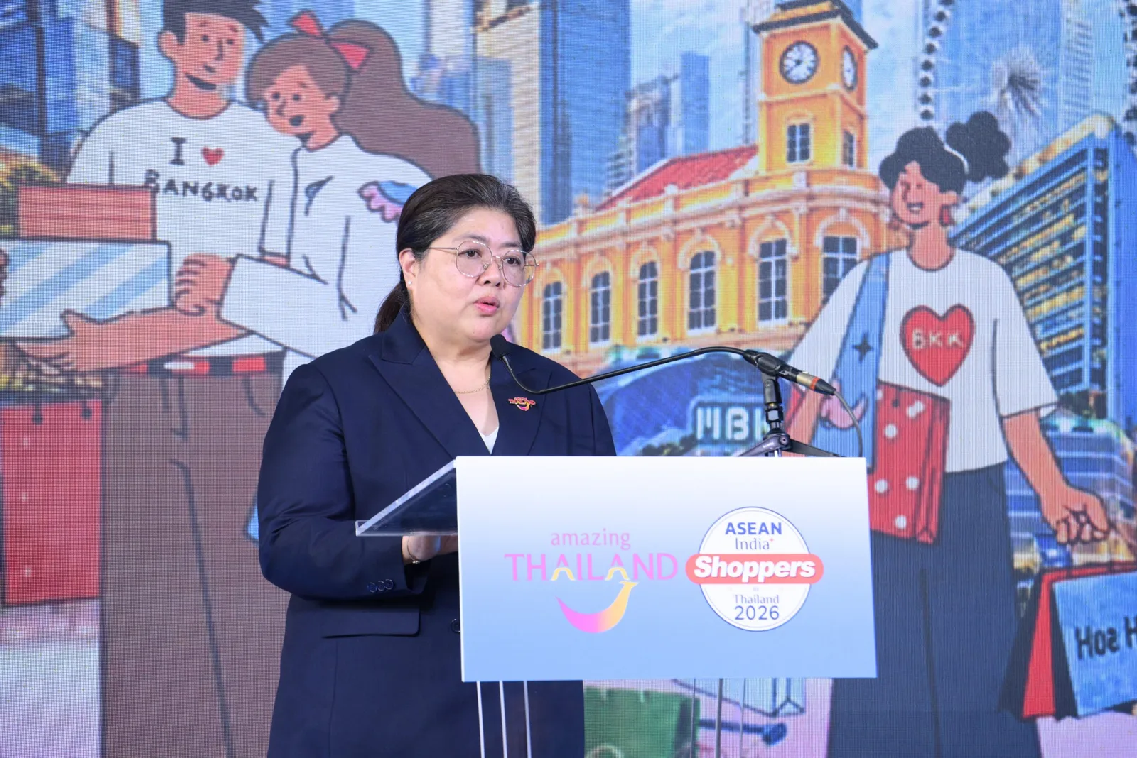 ผู้บริหาร ททท. กล่าวบนโพเดียมที่มีโลโก้ Amazing Thailand และ ASEAN India+ Shoppers in Thailand 2026