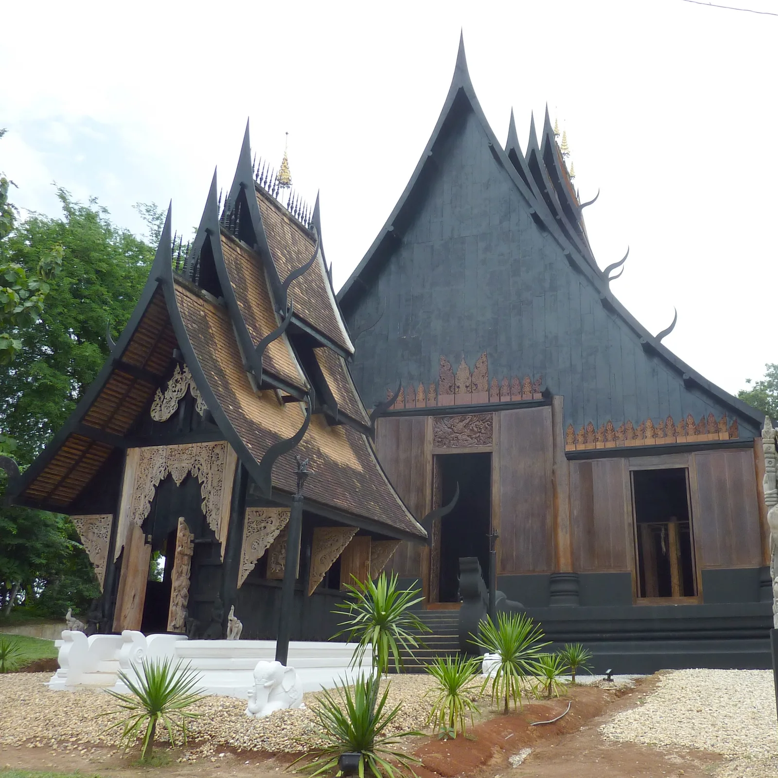 อาคารหลังใหญ่ในบ้านดำที่ผู้ถ่ายภาพเรียกว่า Main Building ทาสีดำ หลังคาจั่วสูง ภาพถ่ายเดือนกรกฎาคม 2011