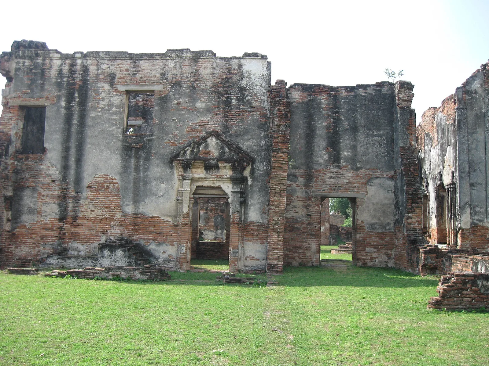 ด้านหน้าอาคารที่มีซุ้มประตูและหน้าต่าง ในบ้านวิชาเยนทร์