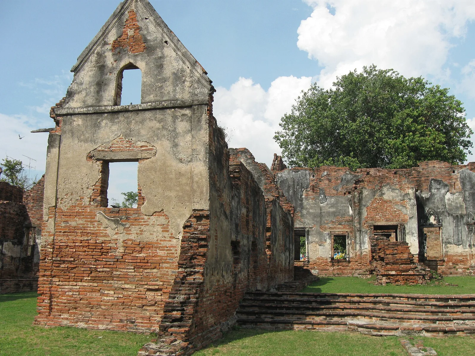 ผนังหน้าจั่วที่เหลืออยู่ของอาคารในบ้านวิชาเยนทร์ มีช่องหน้าต่างด้านบน