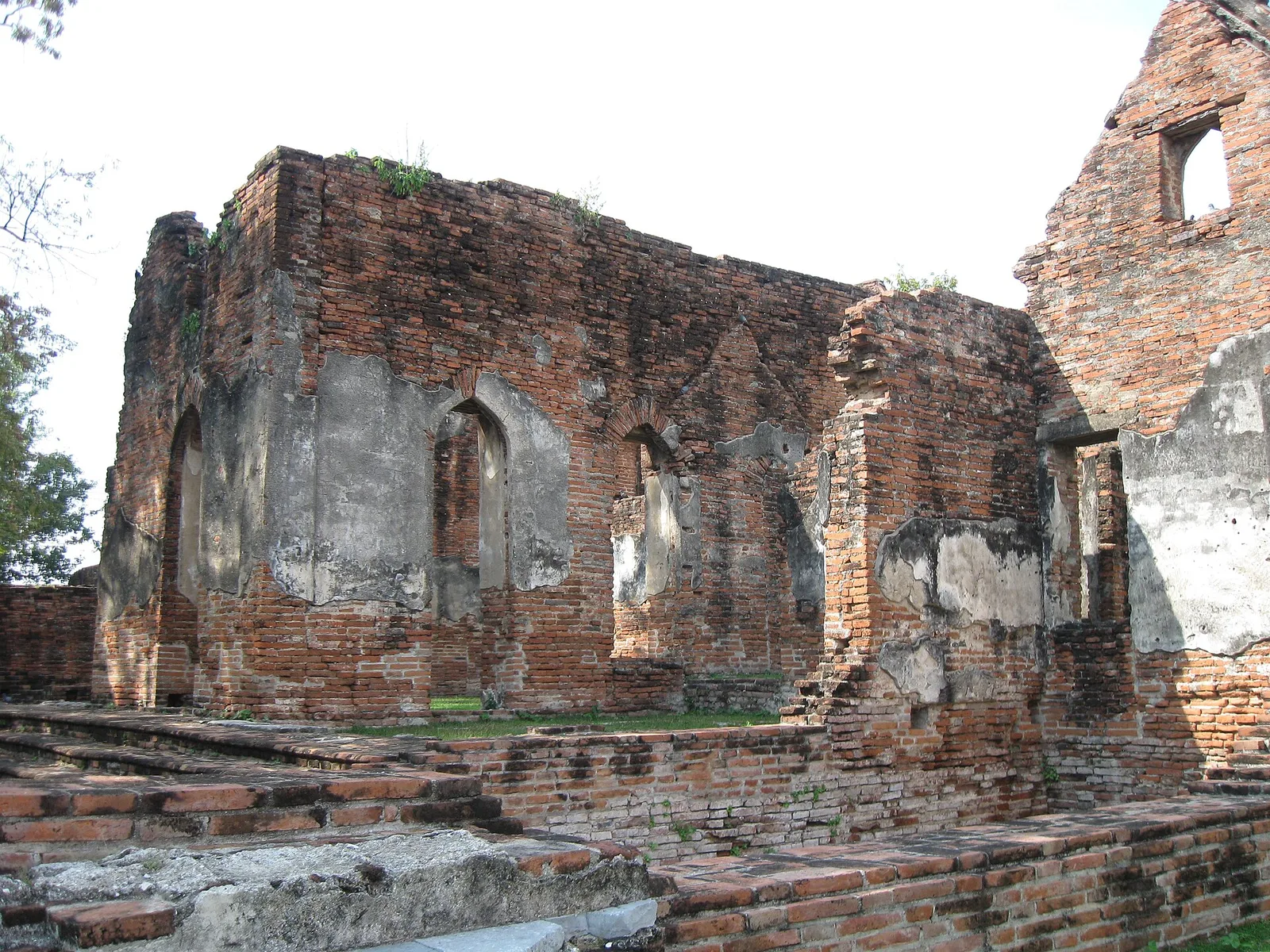 ซากอาคารก่ออิฐที่มีหน้าต่างโค้งแหลม ในบ้านวิชาเยนทร์