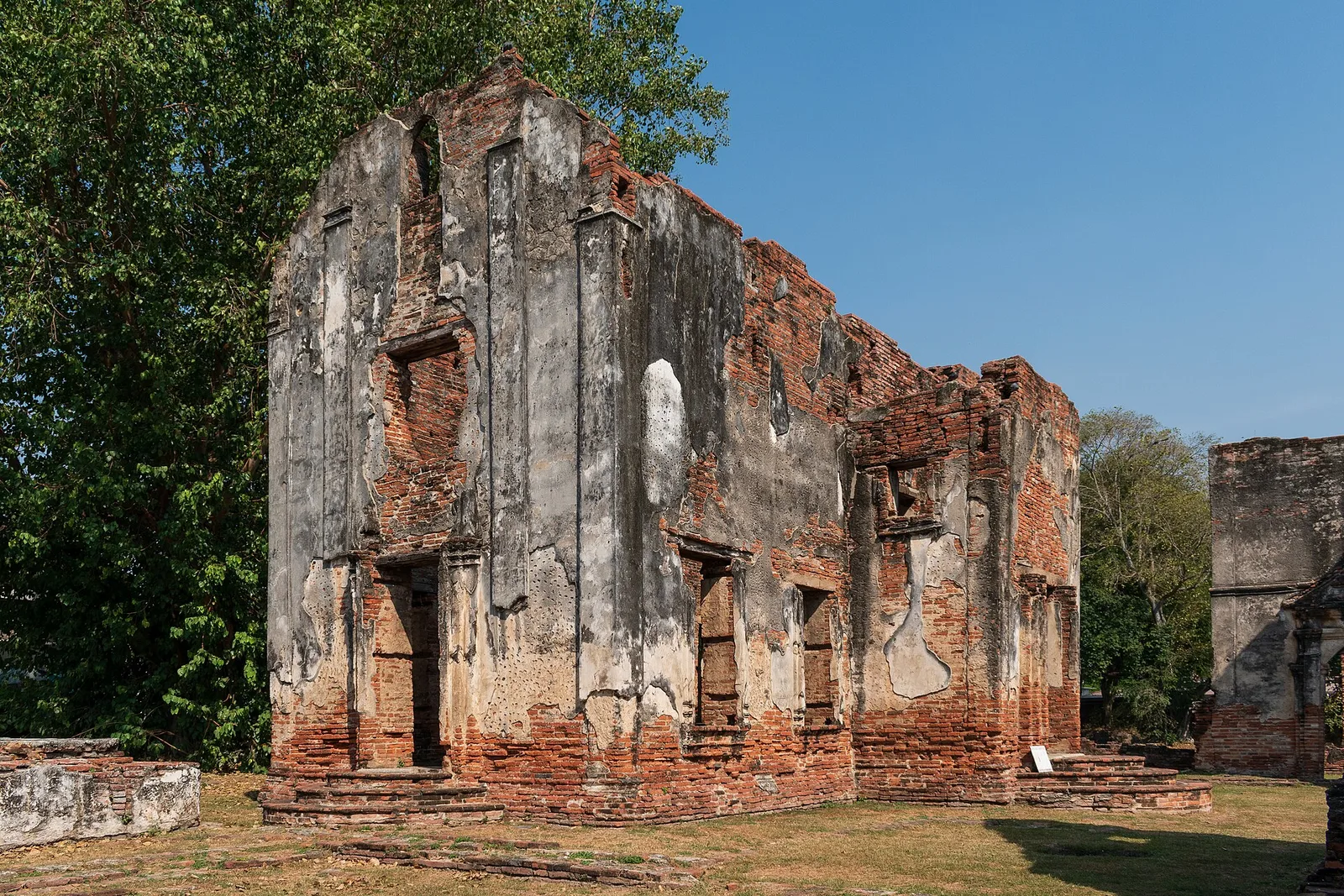 อาคารด้านหลังของบ้านวิชาเยนทร์ ผนังสูงหน้าจั่วก่ออิฐ ประตูและหน้าต่างโค้ง
