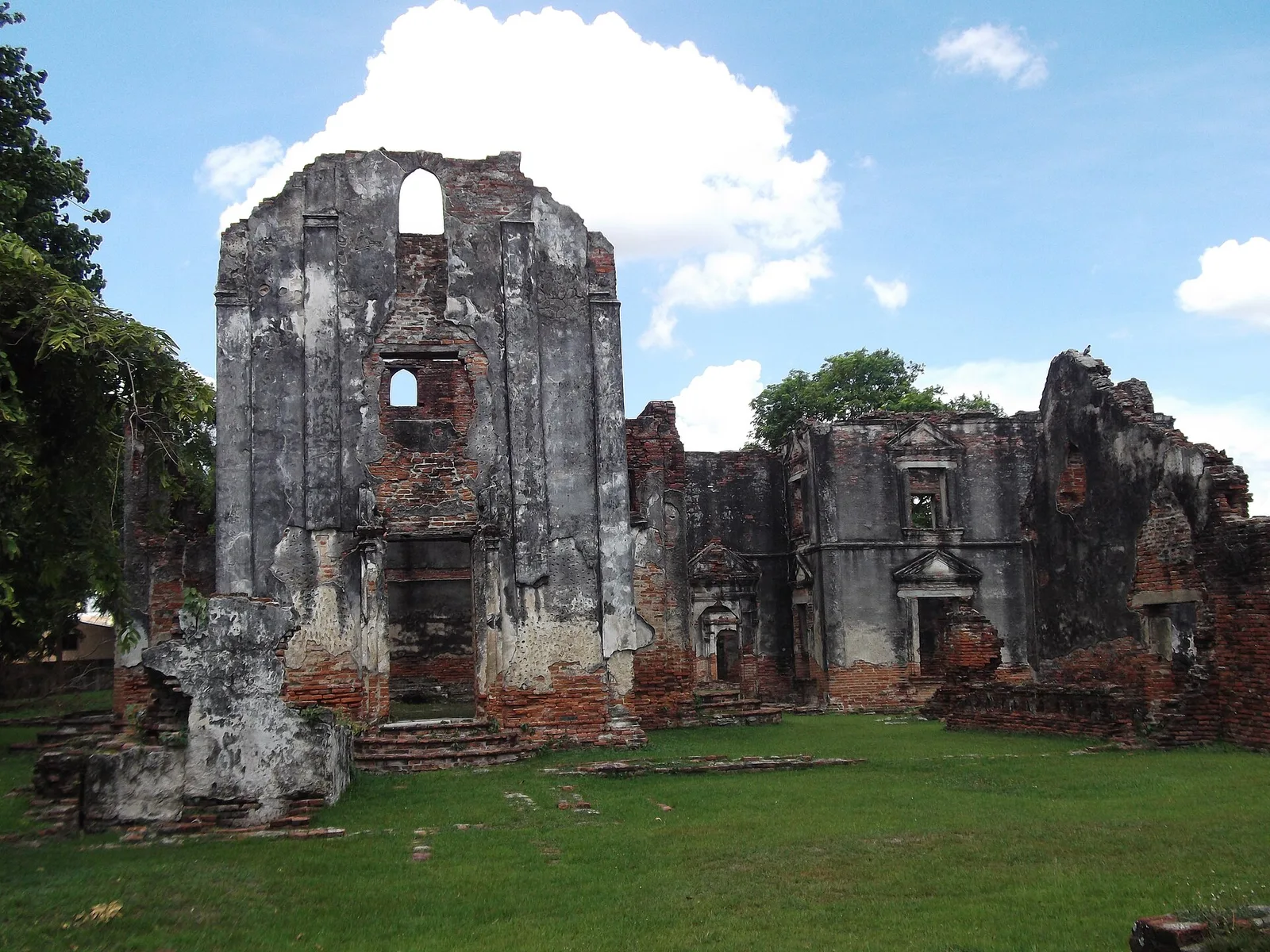 ซากอาคารที่มีผนังหน้าต่างวงกลมและแนวอาคารด้านหลัง ในบ้านวิชาเยนทร์