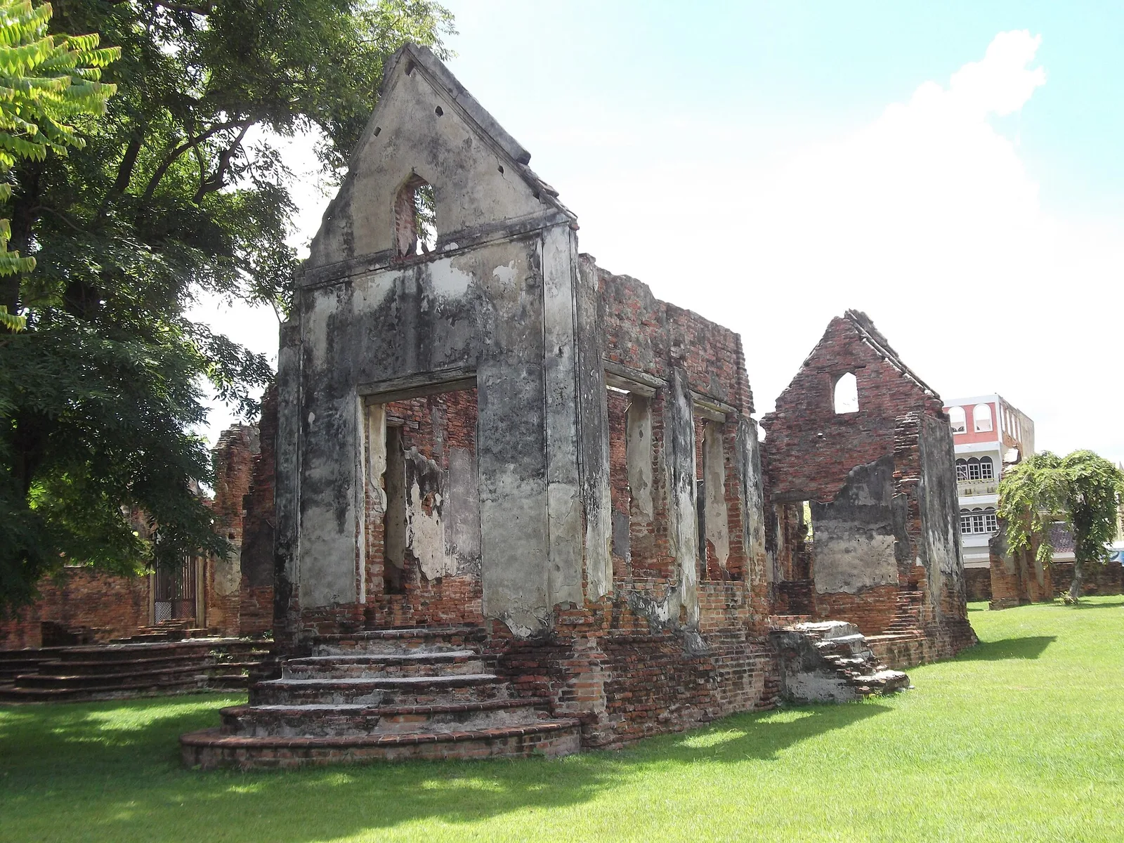 อาคารหน้าจั่วที่มีบันไดขึ้นด้านหน้า ในบ้านวิชาเยนทร์