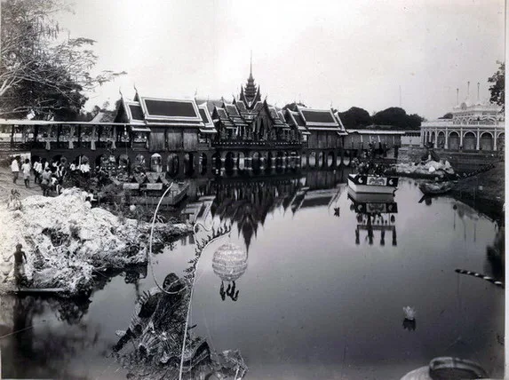 ภาพถ่ายเก่า พ.ศ. 2447 (ค.ศ. 1904) สระน้ำ สวน และศาลาใน พระราชวังบางปะอิน มี พระที่นั่งไอศวรรย์ทิพยอาสน์ อยู่กลางภาพ
