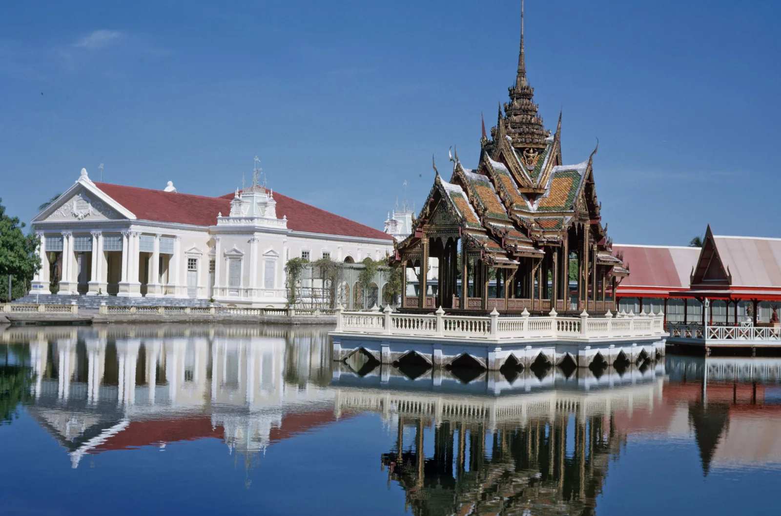 ภาพถ่าย กุมภาพันธ์ พ.ศ. 2506 (ค.ศ. 1963) พระที่นั่งไอศวรรย์ทิพยอาสน์ กลางสระ ด้านหลังซ้ายคือ พระที่นั่งวโรภาษพิมาน