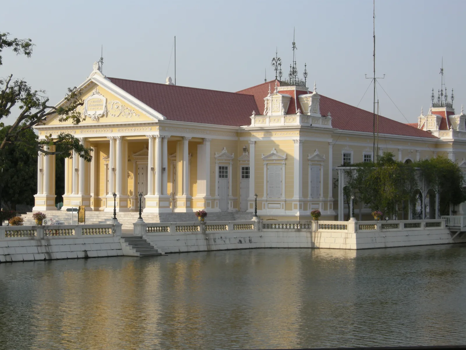 พระที่นั่งวโรภาษพิมาน ริมสระน้ำใน พระราชวังบางปะอิน