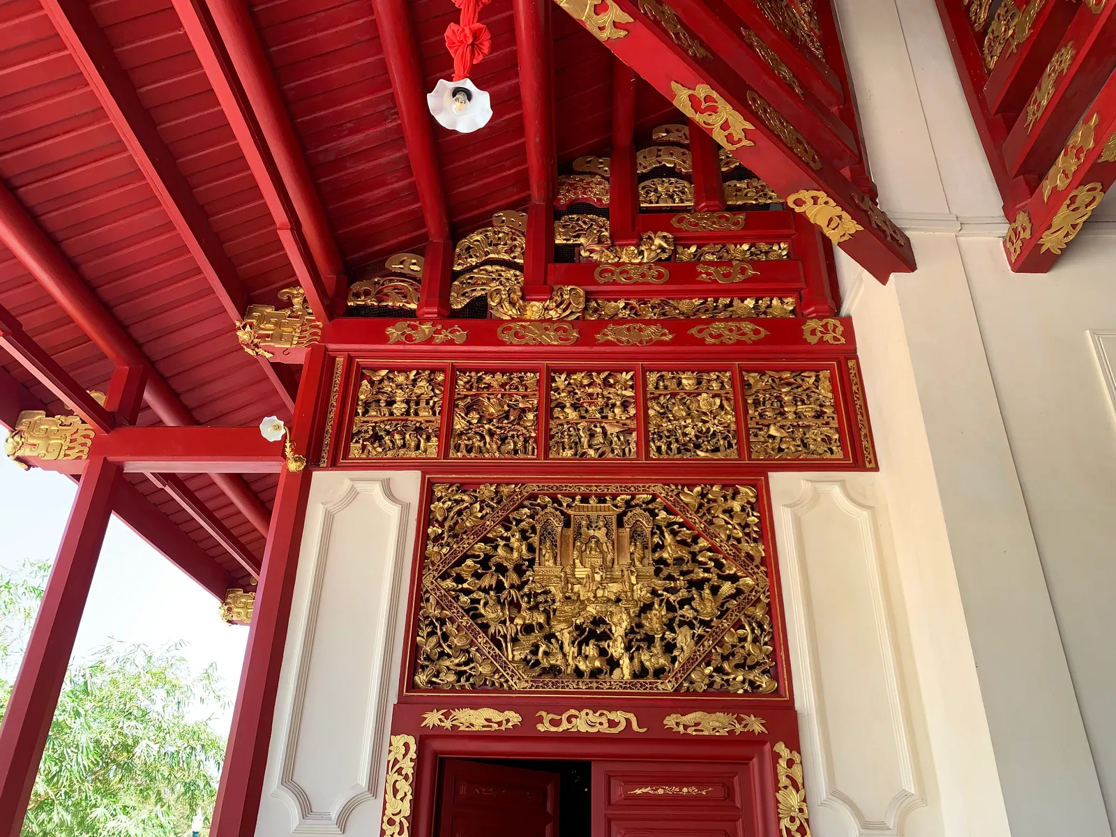งานไม้แกะสลักปิดทองเหนือประตูของ พระที่นั่งเวหาศจำรูญ ภาพถ่าย พ.ศ. 2568
