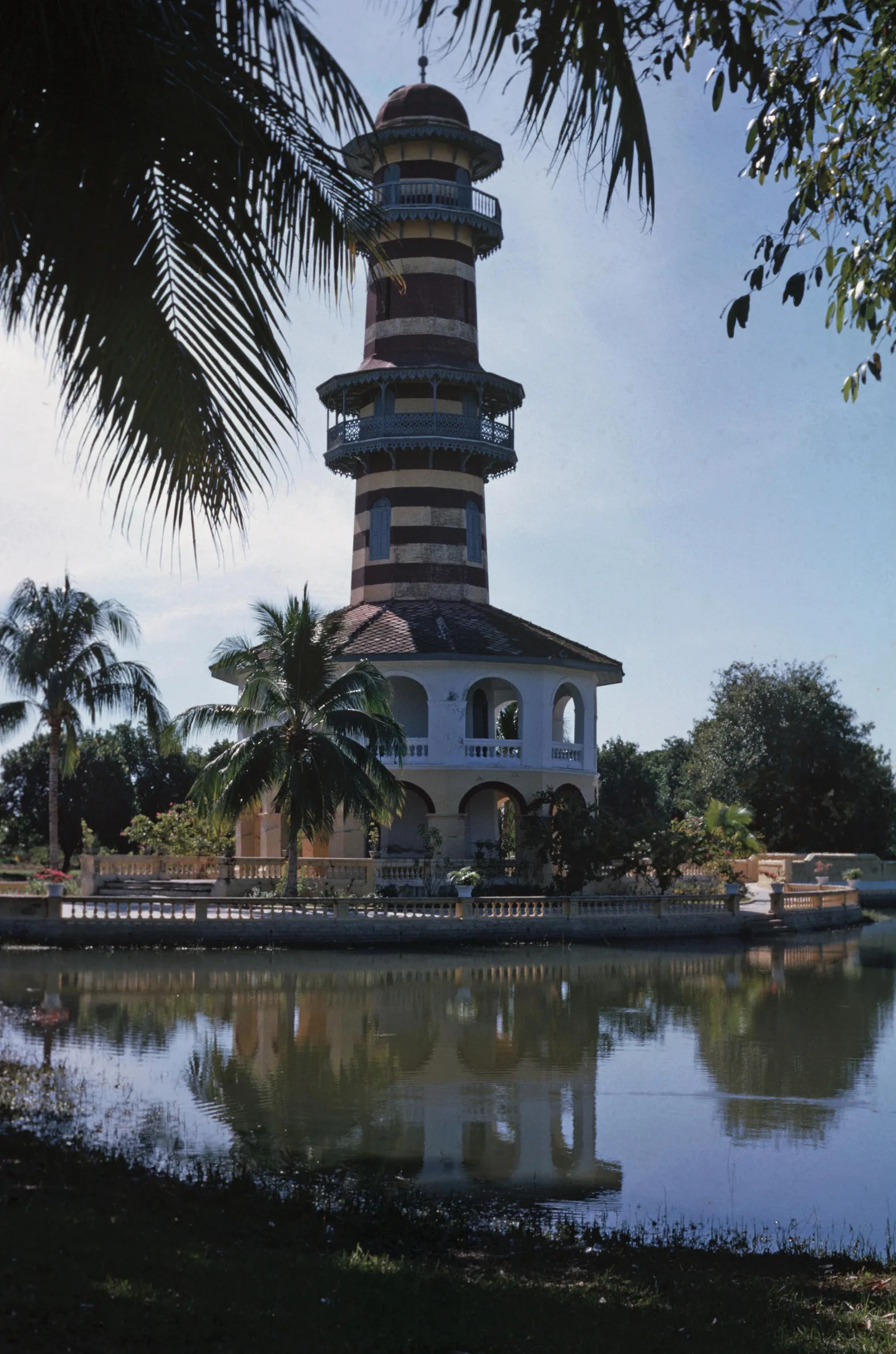 ภาพถ่าย กุมภาพันธ์ พ.ศ. 2506 (ค.ศ. 1963) หอวิฑูรทัศนา กลางสระ