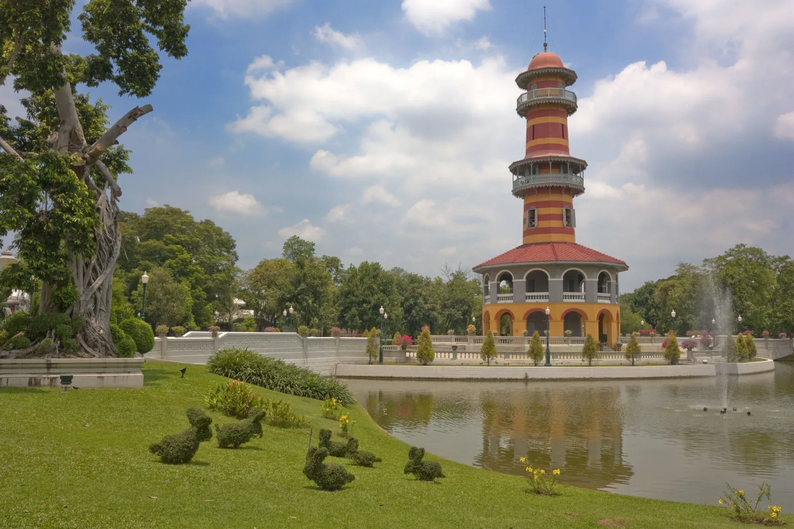 หอวิฑูรทัศนา หอสูงสีแดงสลับเหลืองกลางสระใน พระราชวังบางปะอิน