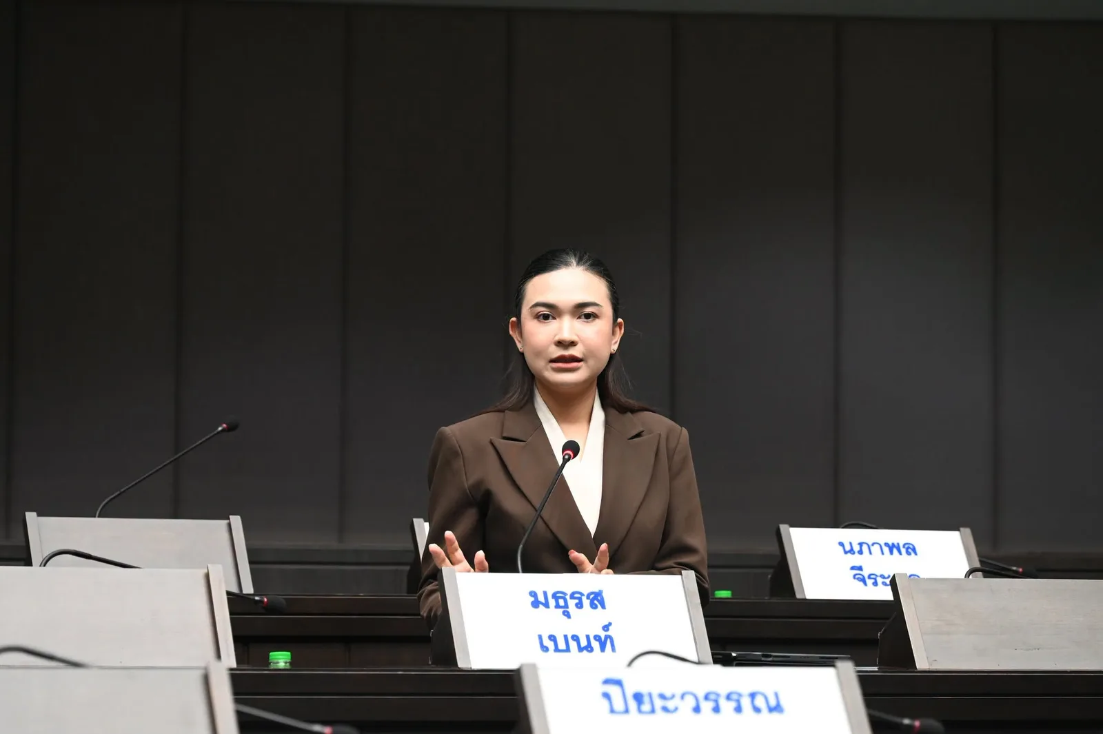 สมาชิกสภากรุงเทพมหานครร่วมอภิปรายในการประชุมวันที่ 28 ตุลาคม 2569