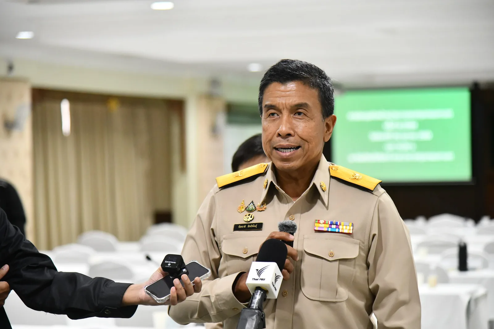 นายชัชชาติ สิทธิพันธุ์ ผู้ว่าราชการกรุงเทพมหานคร ให้สัมภาษณ์เรื่องการเยียวยาผู้ประสบภัยน้ำท่วม