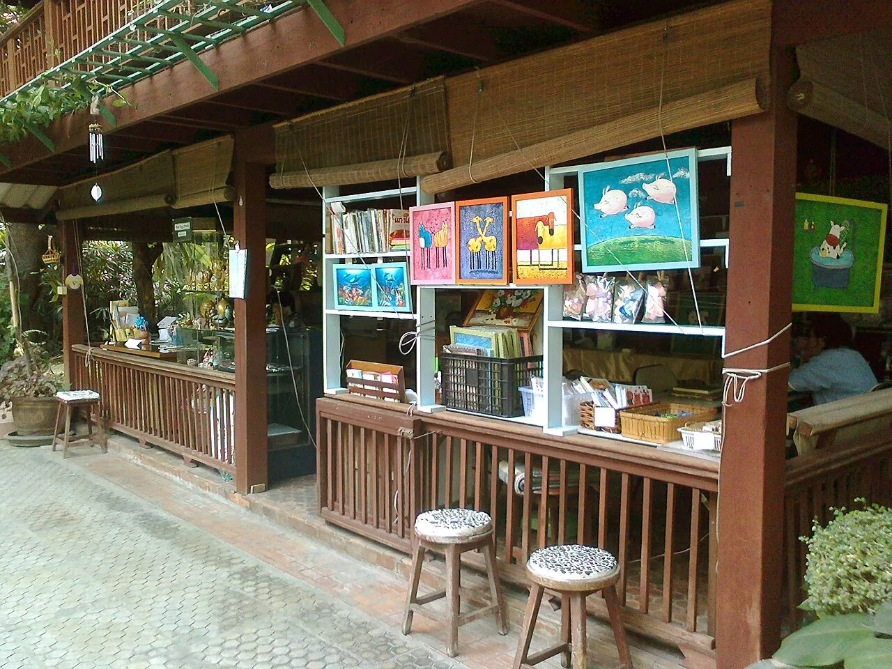 ศาลาต้อนรับของพิพิธภัณฑ์ชาวบางกอก มีชั้นหนังสือและภาพวาดสีสด