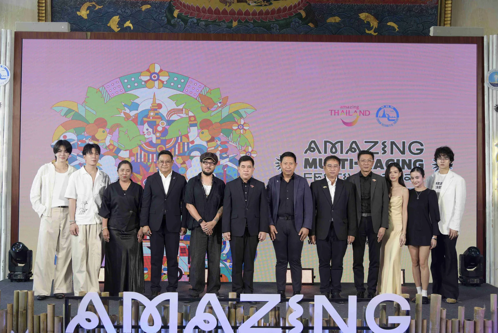 ผู้บริหาร ททท. ศิลปิน และผู้ร่วมงานบนเวทีงานเปิดตัว AMAZING MULTI-RACING FESTIVAL 2026