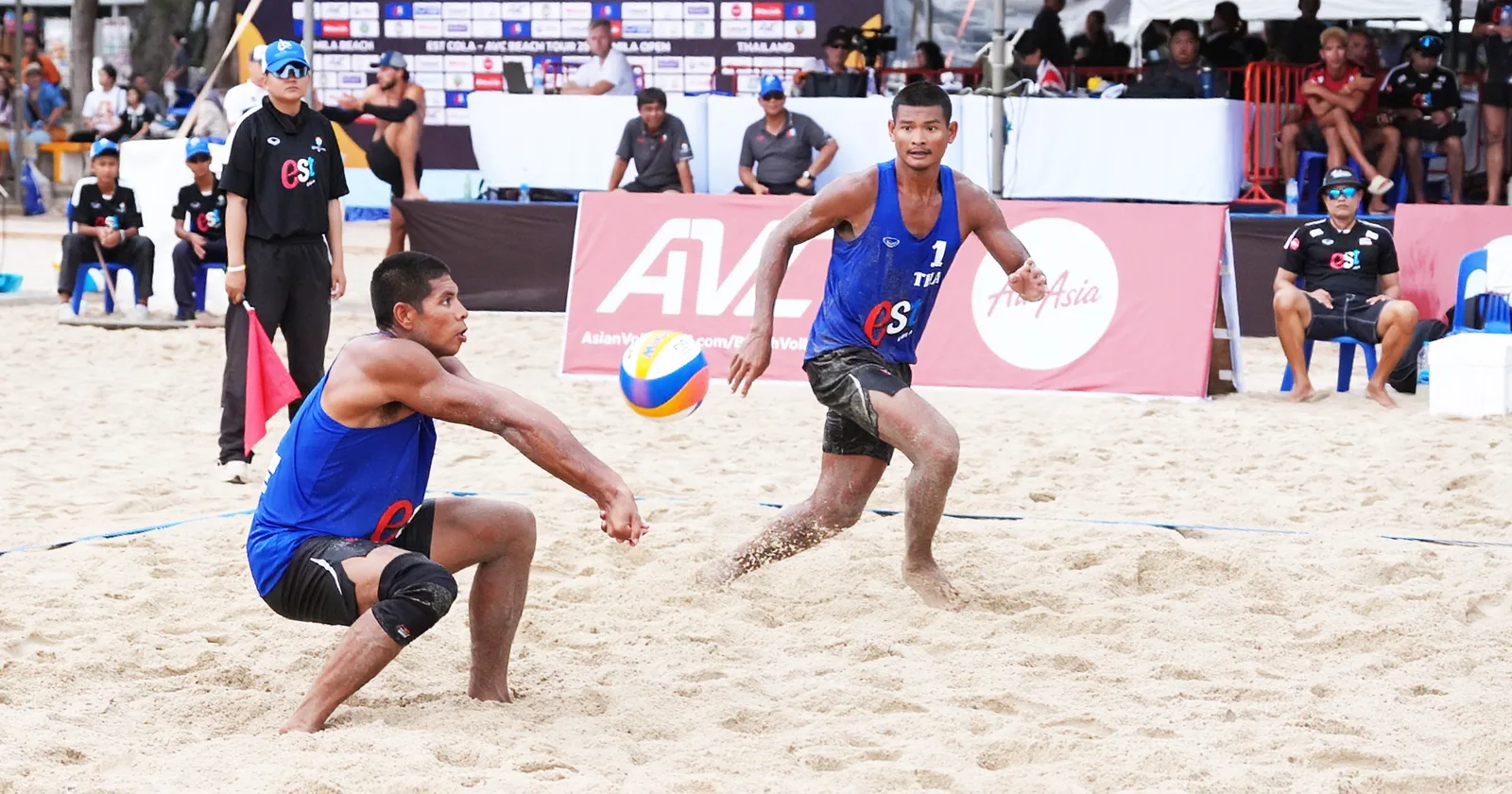 นักวอลเลย์บอลชายหาดชายทีมชาติไทยสองคนในเสื้อแข่งสีน้ำเงิน THA ย่อตัวรับลูกบนสนามทราย AVC Beach Tour Samila Open 2026 ที่สงขลา ภาพประกอบข่าววอลเลย์บอลชายหาด U21 ร้อยเอ็ด