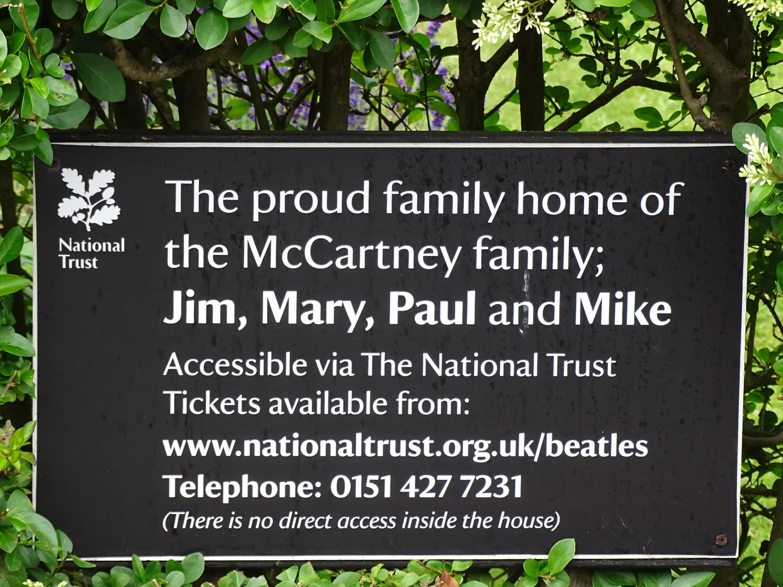 ป้ายของ National Trust หน้า 20 Forthlin Road เขียนว่าเป็นบ้านของครอบครัวแม็กคาร์ตนีย์ Jim, Mary, Paul และ Mike ภาพถ่ายเมื่อ 6 กรกฎาคม 2016