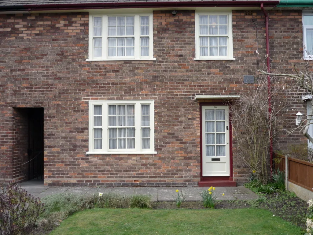 ประตูหน้าและทางเดินข้างบ้านของ 20 Forthlin Road ภาพถ่ายเมื่อ 1 เมษายน 2010