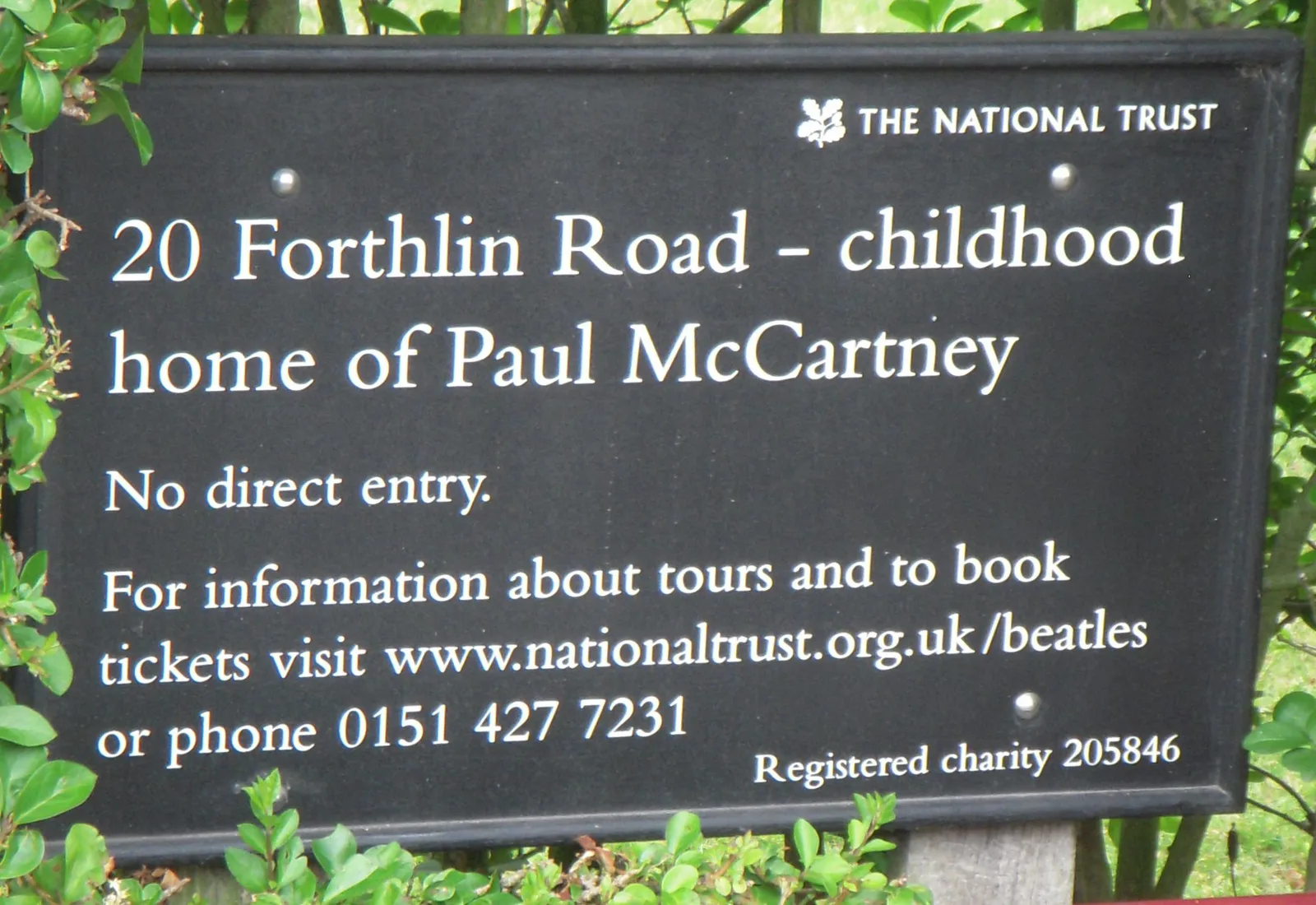 ป้ายของ National Trust หน้า 20 Forthlin Road เขียนว่าเป็นบ้านวัยเด็กของ Paul McCartney และไม่มีทางเข้าบ้านโดยตรง