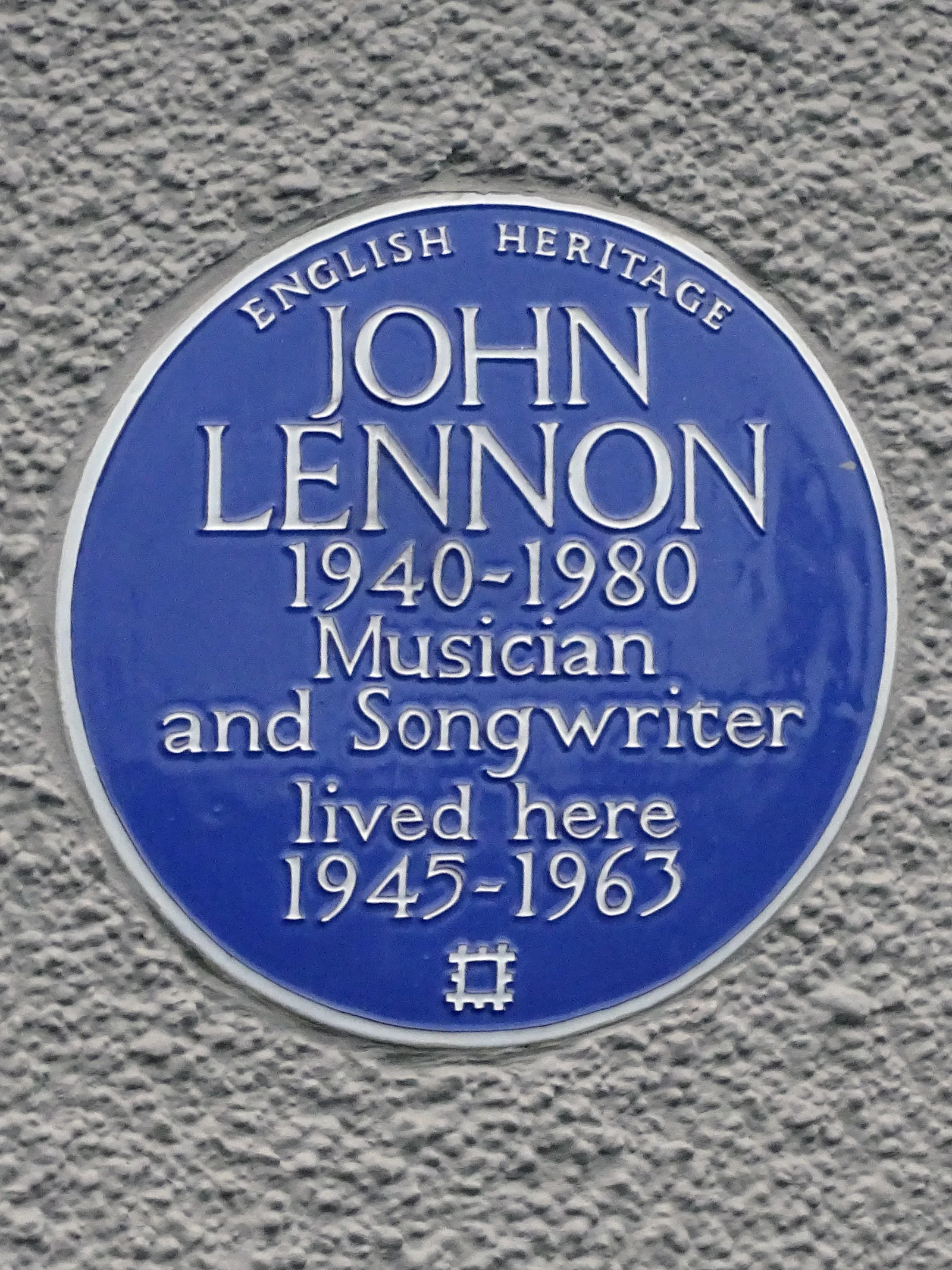 แผ่นป้ายสีน้ำเงินของ English Heritage ที่ Mendips เขียนว่า John Lennon 1940–1980 Musician and Songwriter lived here 1945–1963 ภาพถ่ายเมื่อ 4 มิถุนายน 2019