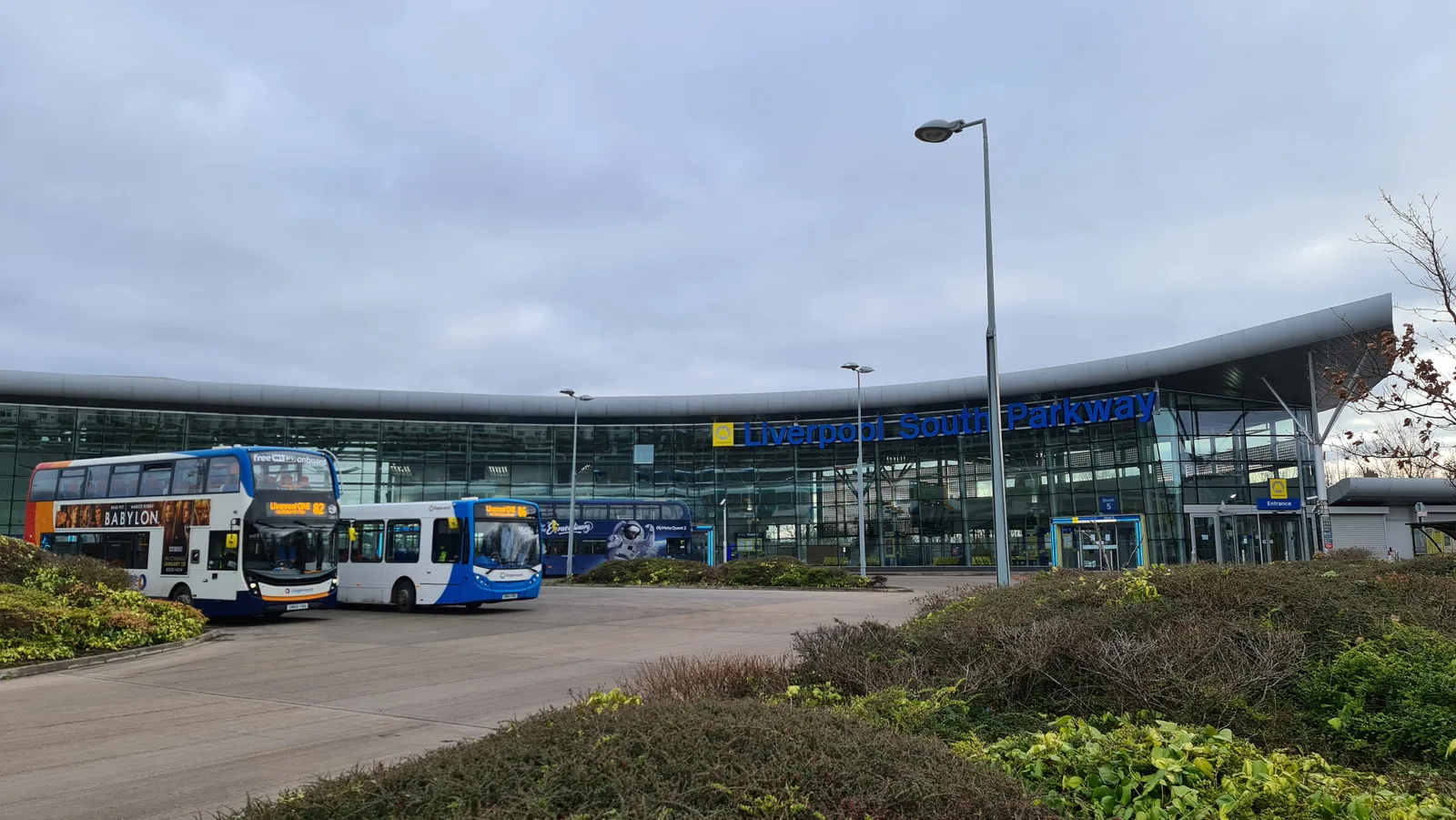 ลานรถเมล์ (bus interchange) ของสถานี Liverpool South Parkway ภาพถ่ายเมื่อ 2 กุมภาพันธ์ 2023