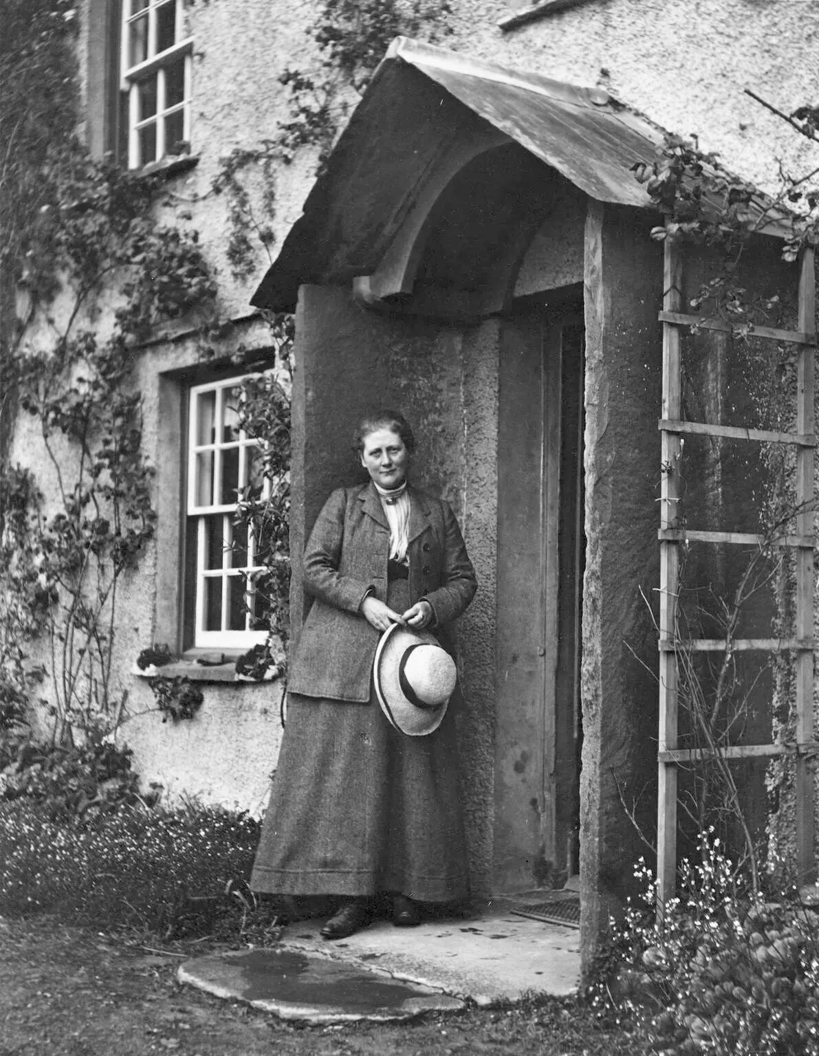Beatrix Potter ภาพถ่ายเดือนพฤษภาคม 1913 โดย Charles G.Y. King (ภาพสาธารณสมบัติ)