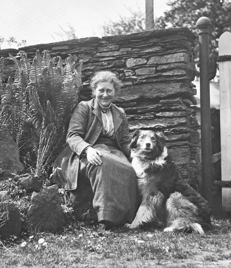 Beatrix Potter กับสุนัข ภาพถ่ายเดือนพฤษภาคม 1913 โดย Charles G.Y. King (ภาพสาธารณสมบัติ)